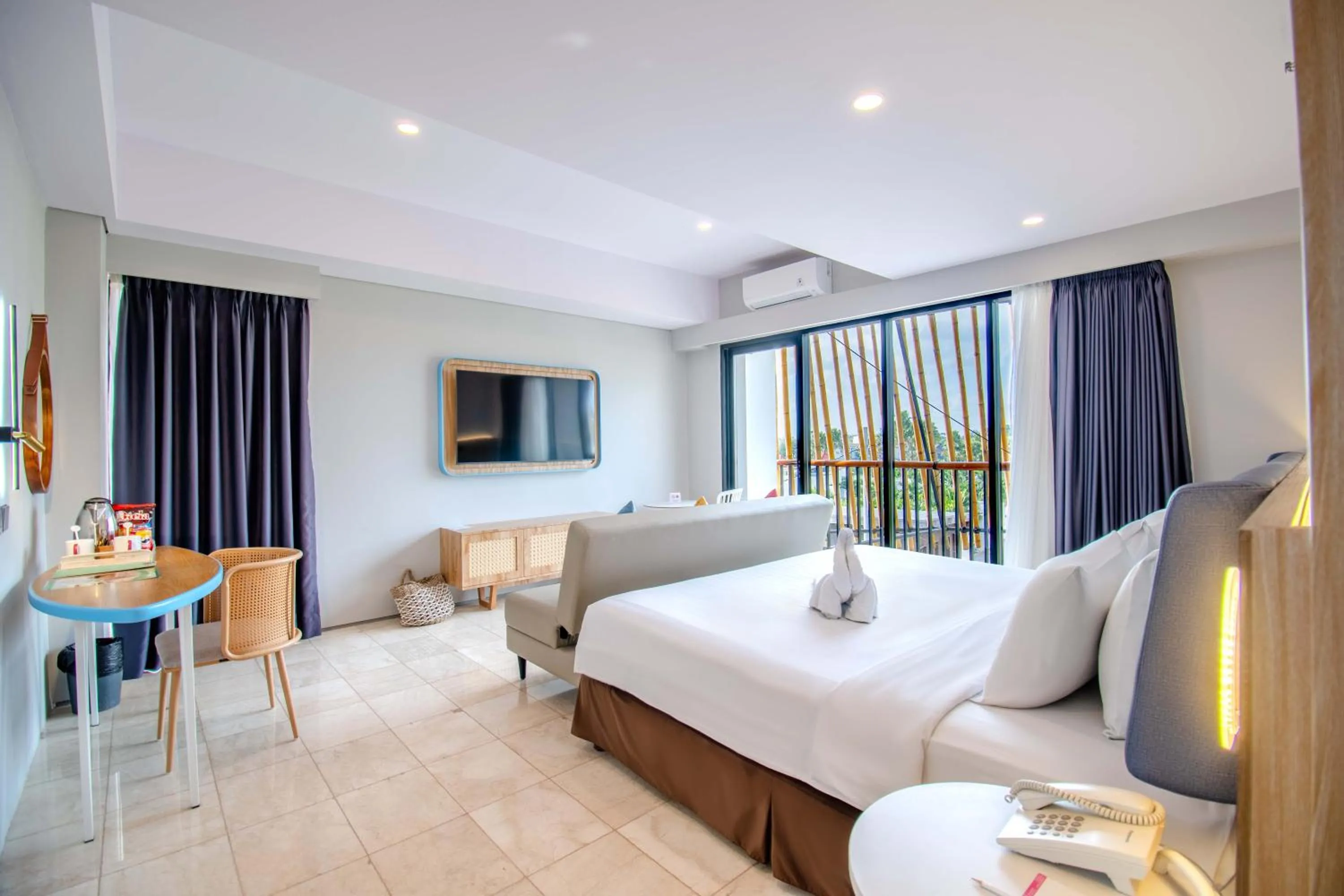 Living room, Bed in Koa D Surfer Hotel