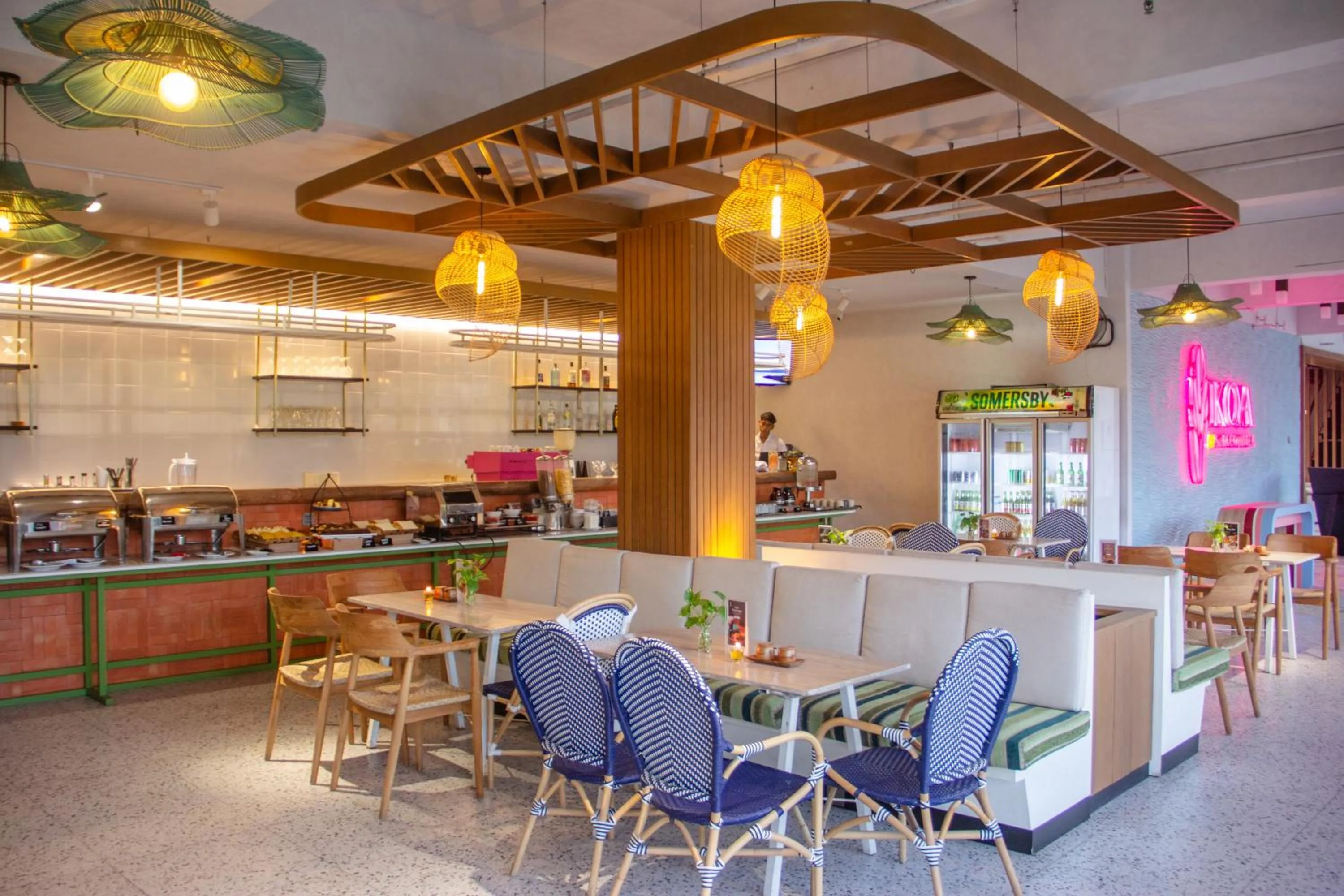 Restaurant/places to eat in Koa D Surfer Hotel