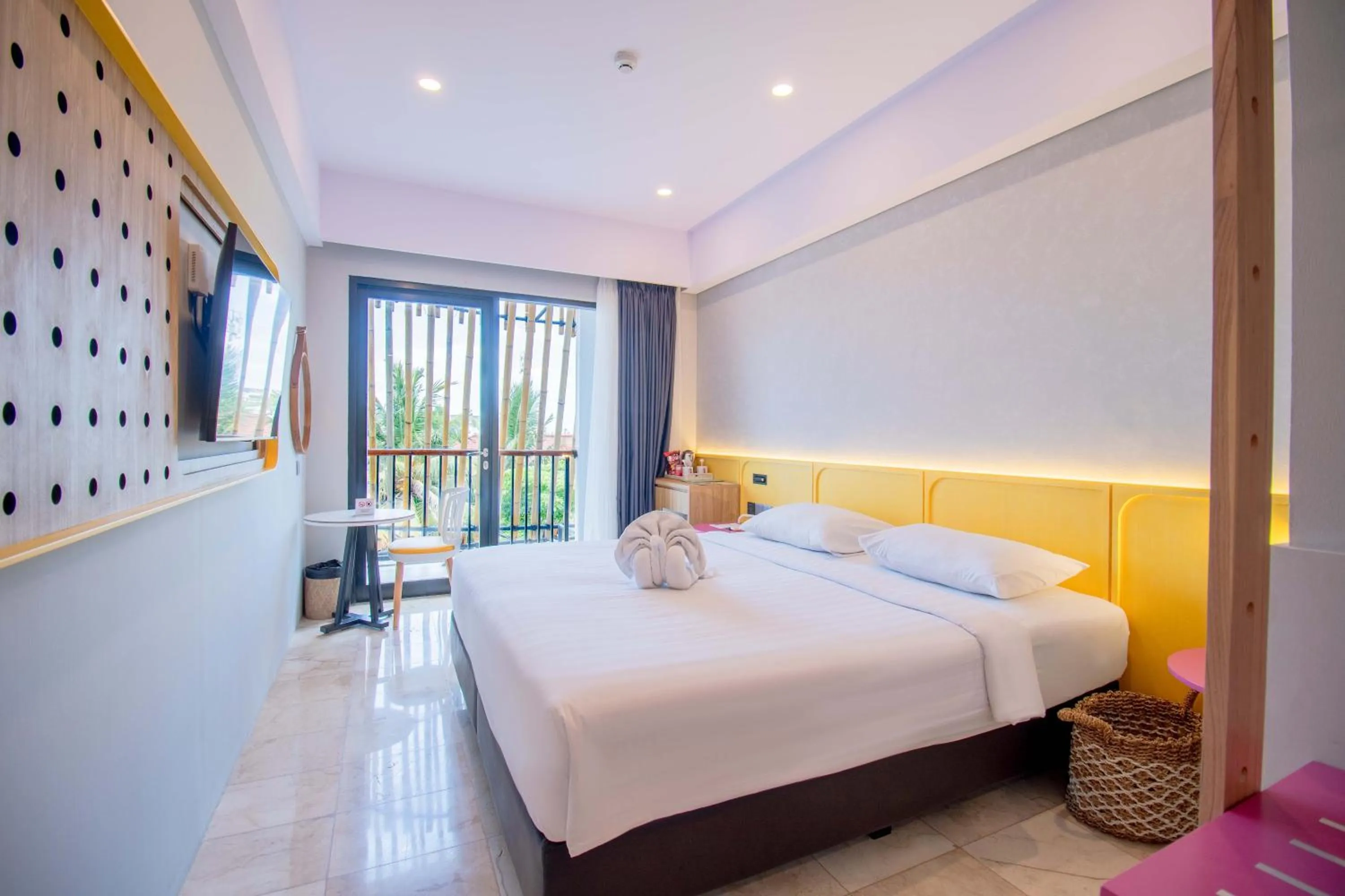 Bathroom, Bed in Koa D Surfer Hotel