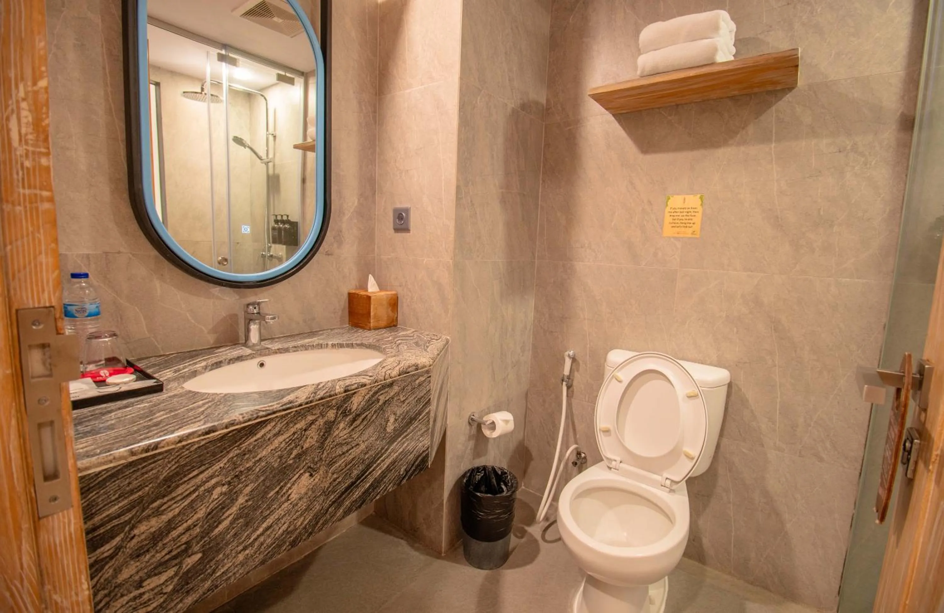 Bathroom in Koa D Surfer Hotel