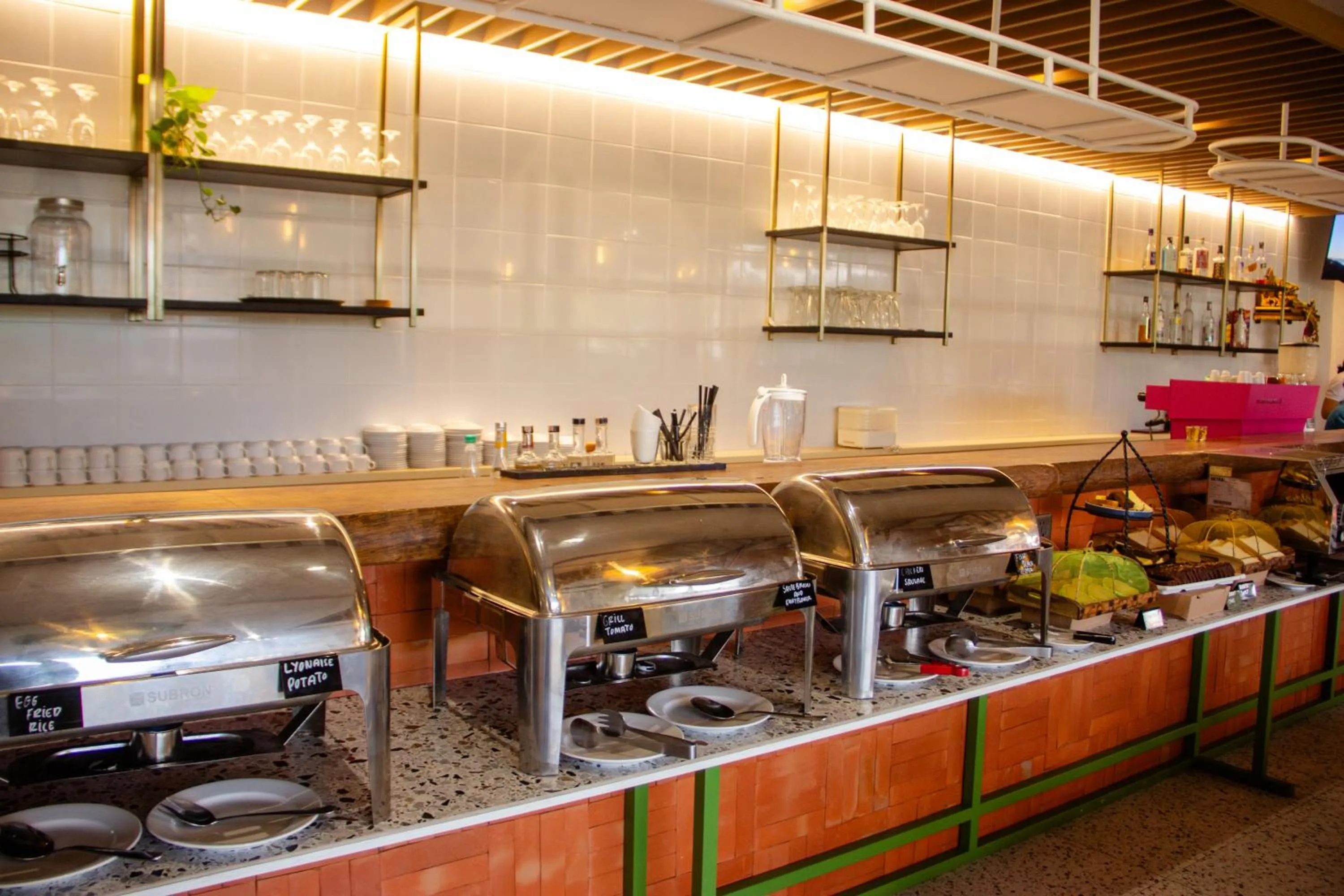 Restaurant/places to eat in Koa D Surfer Hotel