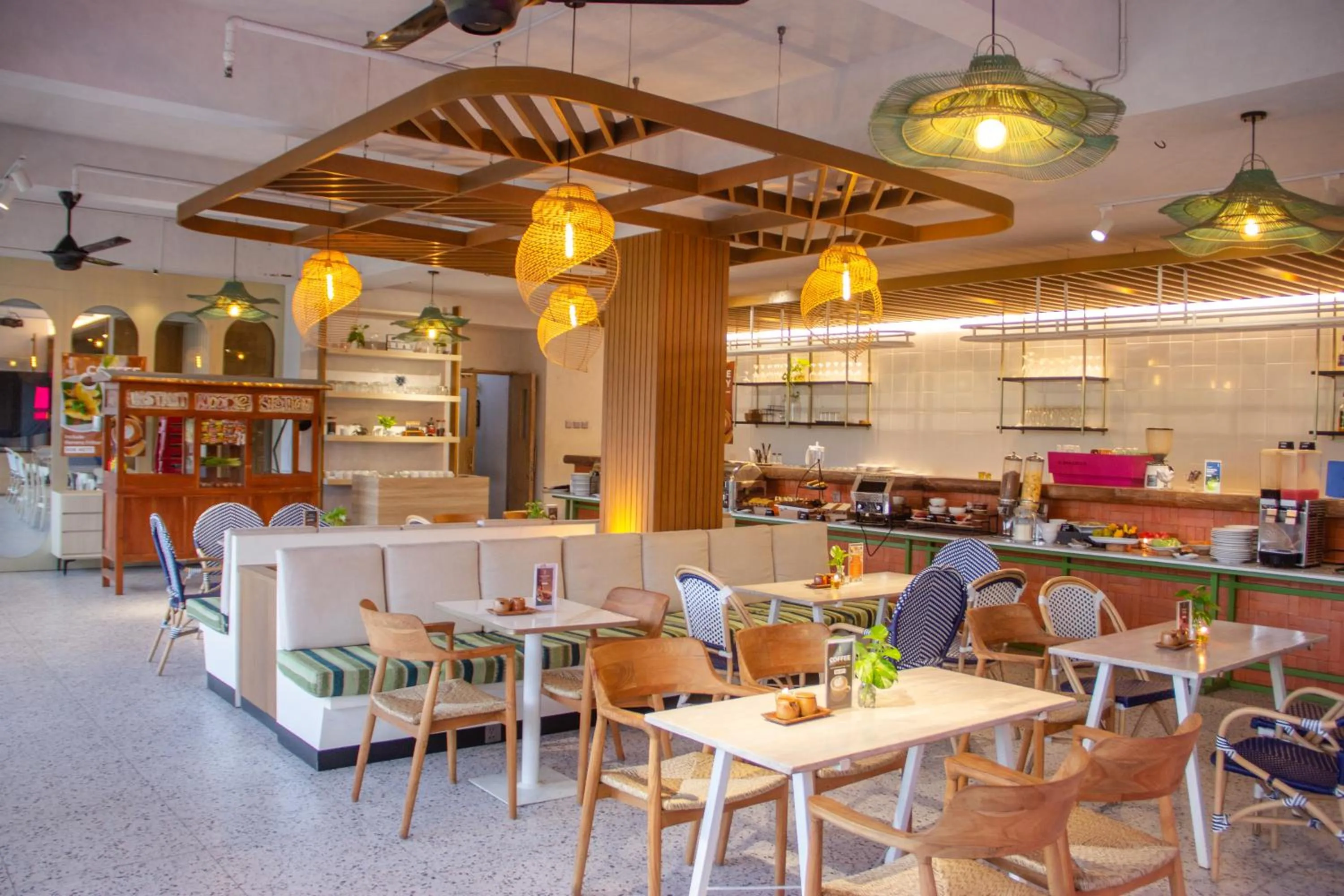 Restaurant/places to eat in Koa D Surfer Hotel