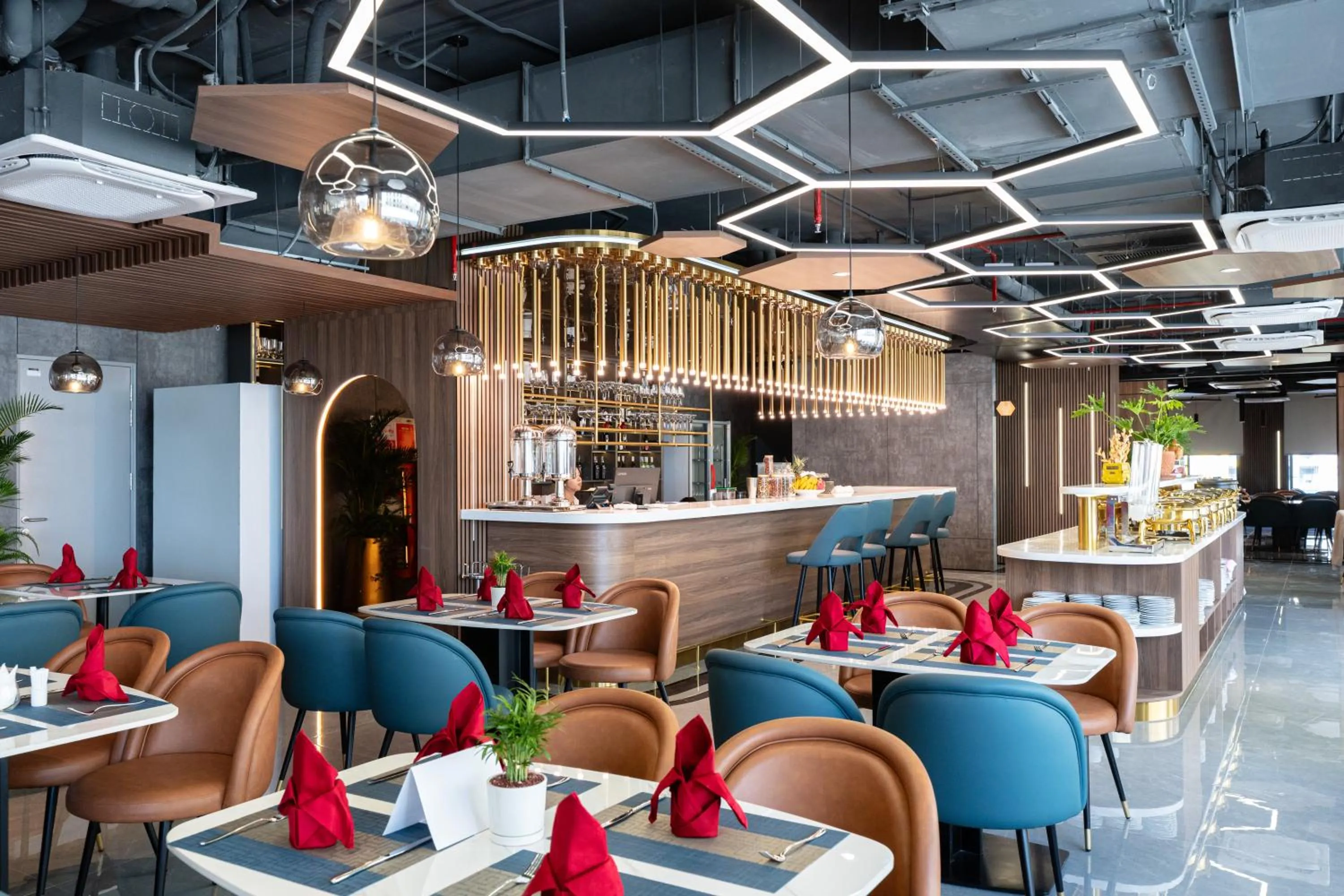 Restaurant/places to eat in Bcons City Hotel