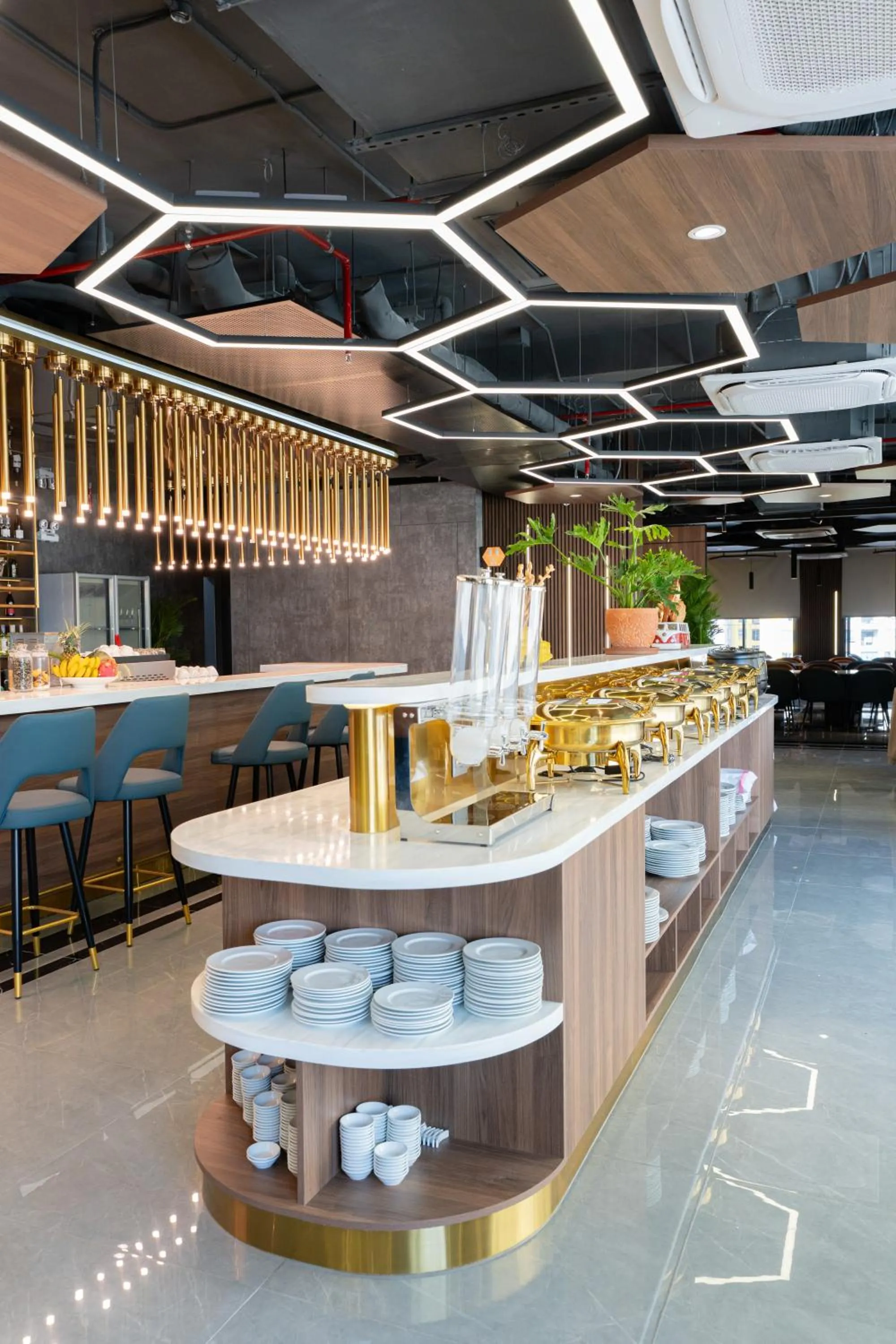 Restaurant/places to eat in Bcons City Hotel