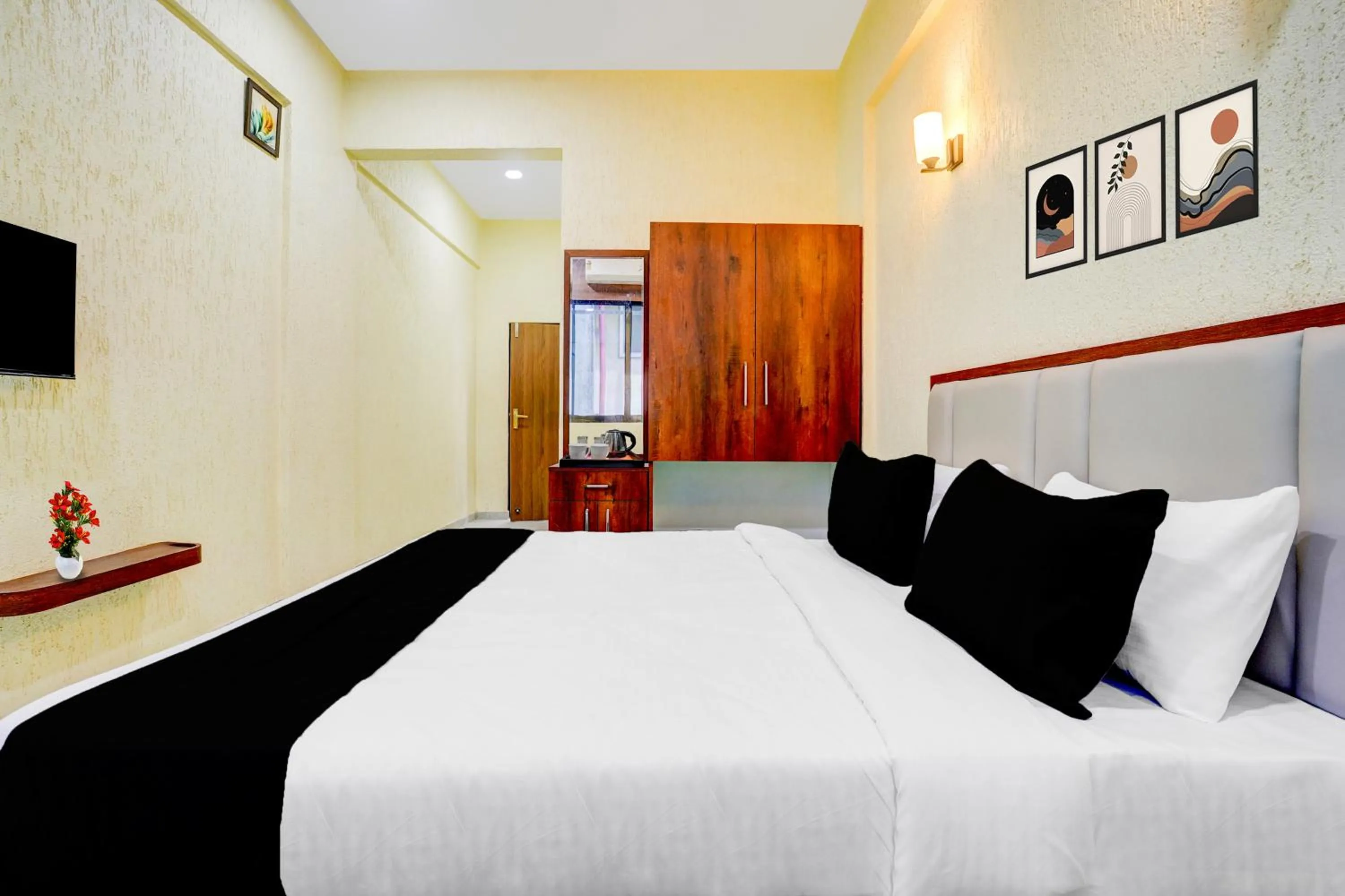 Photo of the whole room, Bed in Super Collection O Kalamboli New Panvel Formerly Golden Paradise