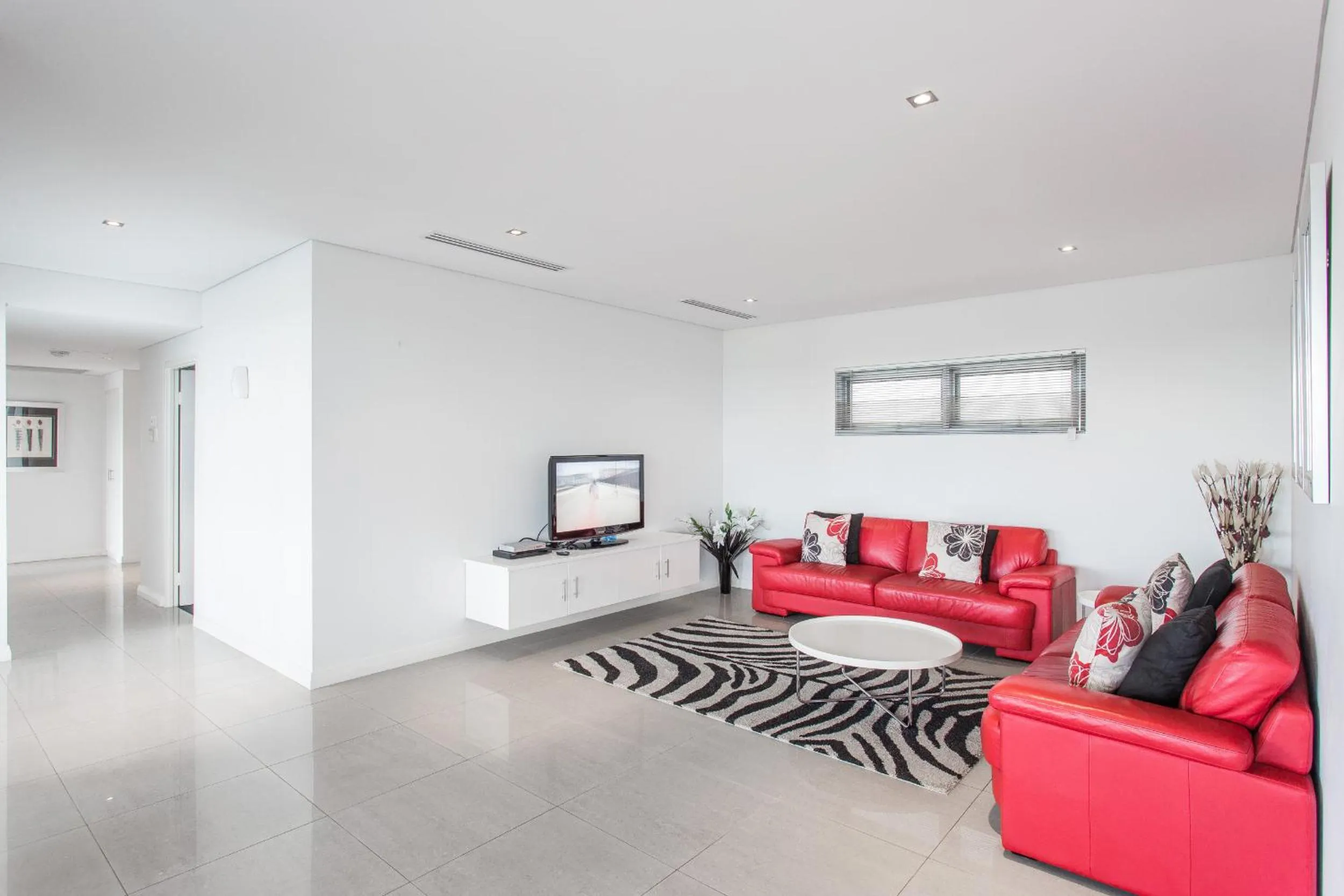 TV and multimedia in Spinnakers by Rockingham Apartments