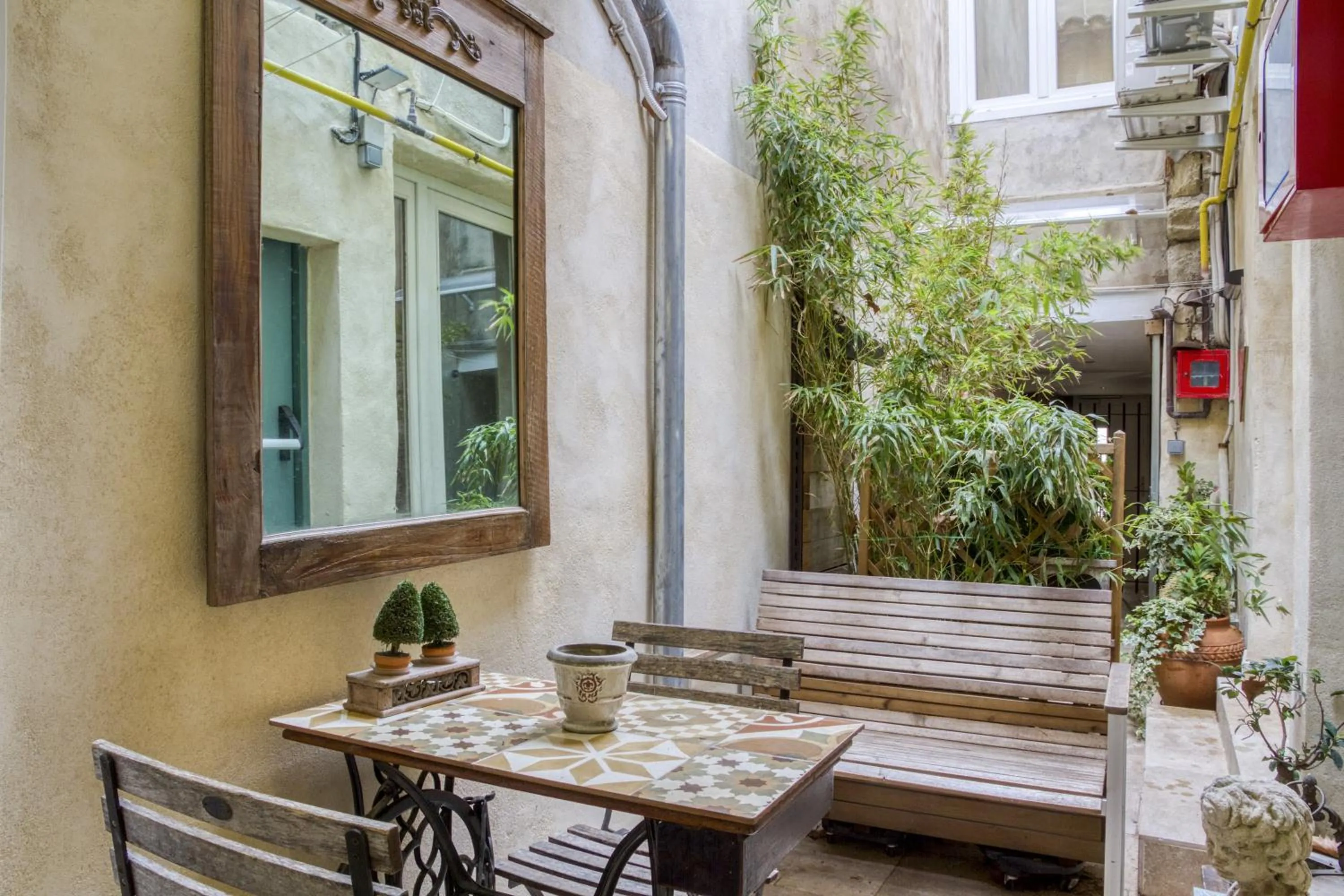 Patio in Hôtel Boquier, Avignon Centre