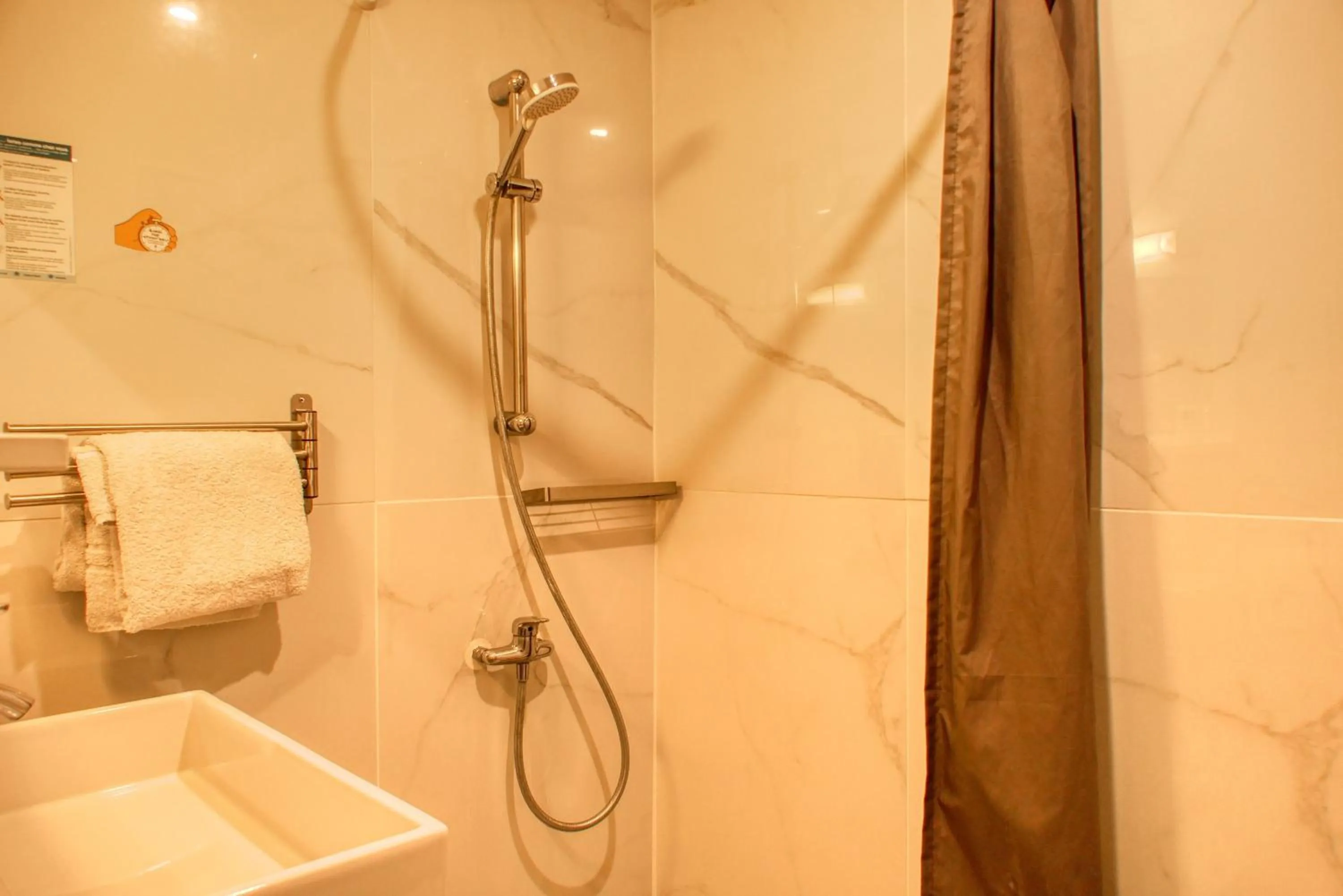 Bathroom in Hôtel Boquier, Avignon Centre
