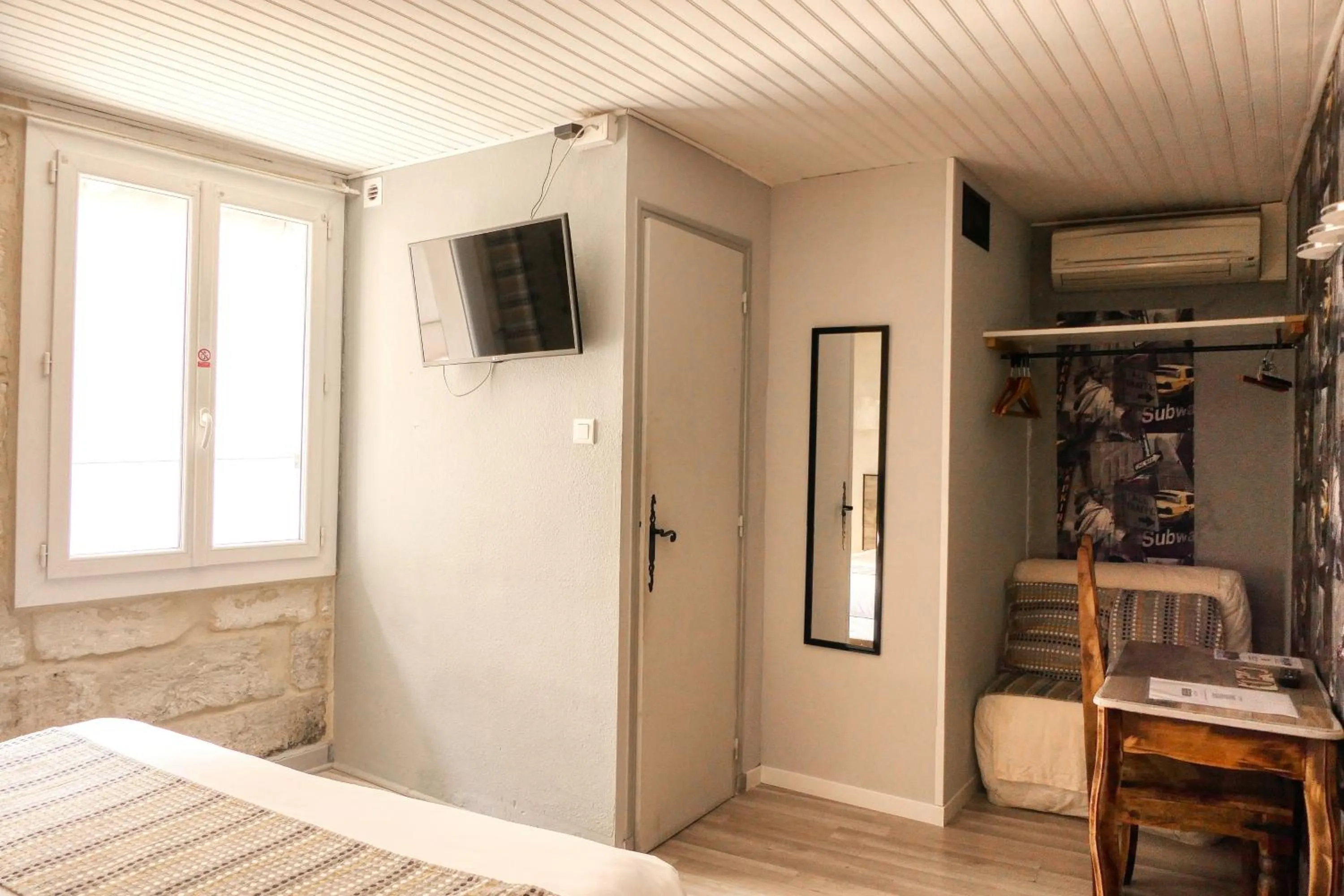 Photo of the whole room, Bed in Hôtel Boquier, Avignon Centre