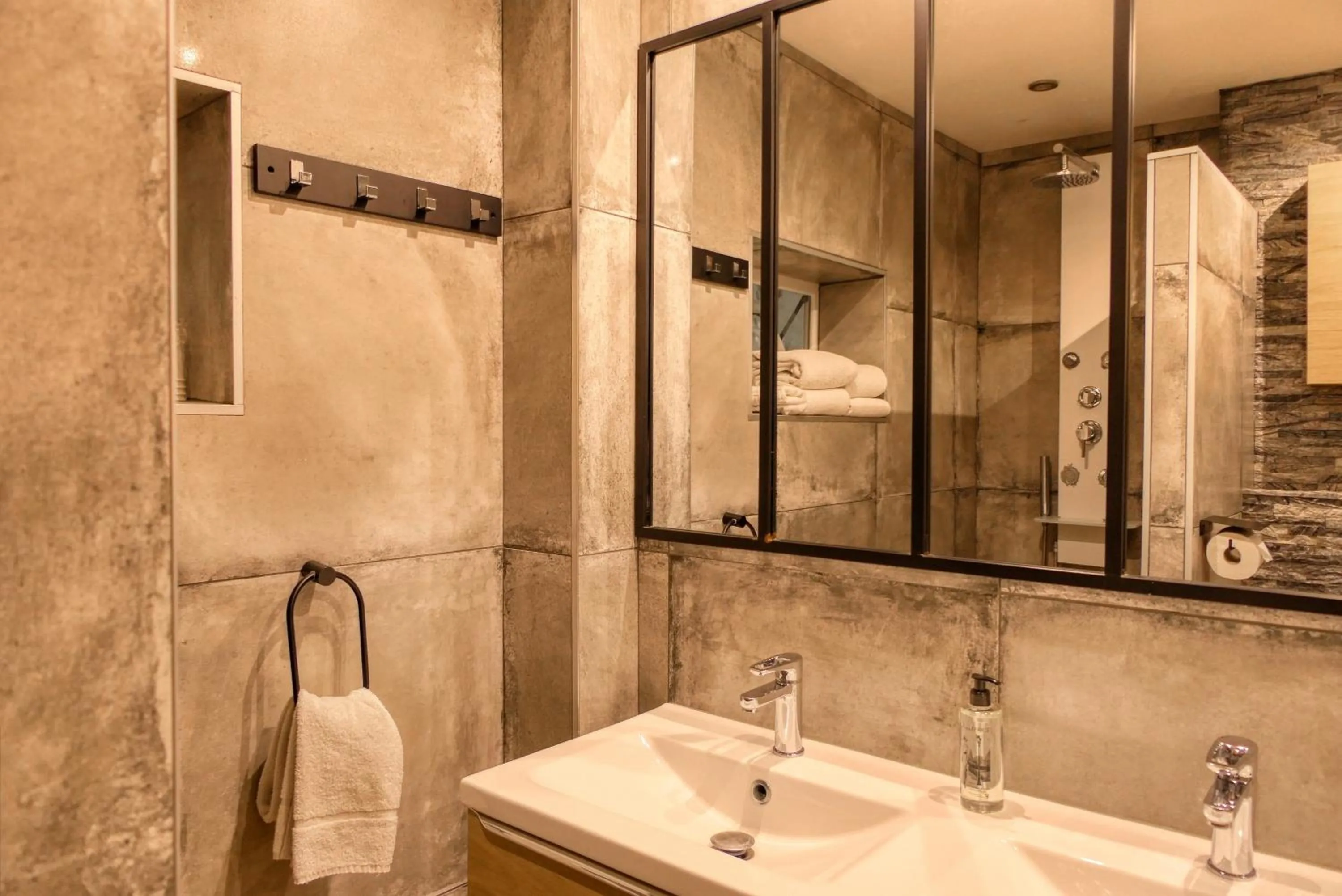 Bathroom in Hôtel Boquier, Avignon Centre