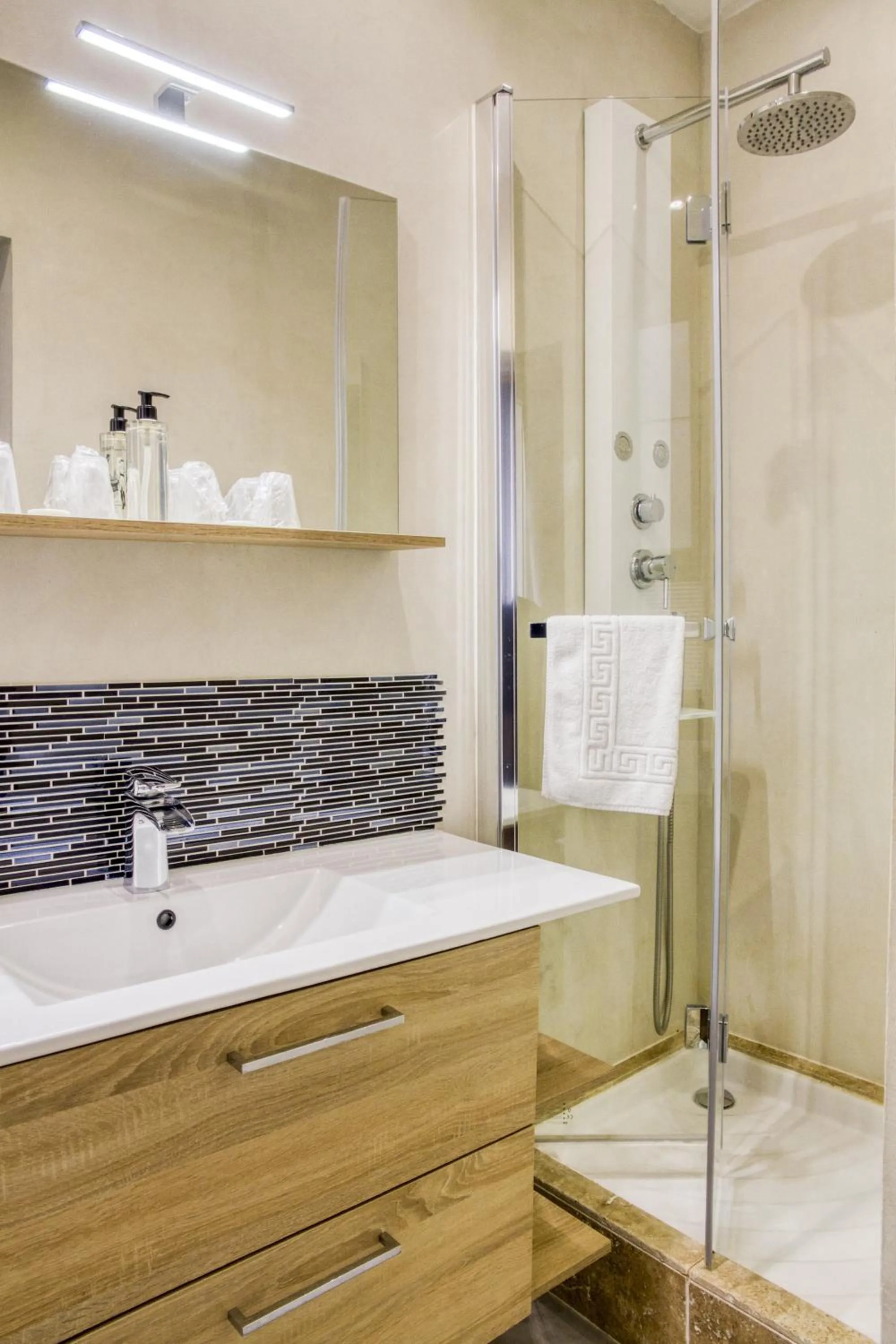 Bathroom in Hôtel Boquier, Avignon Centre