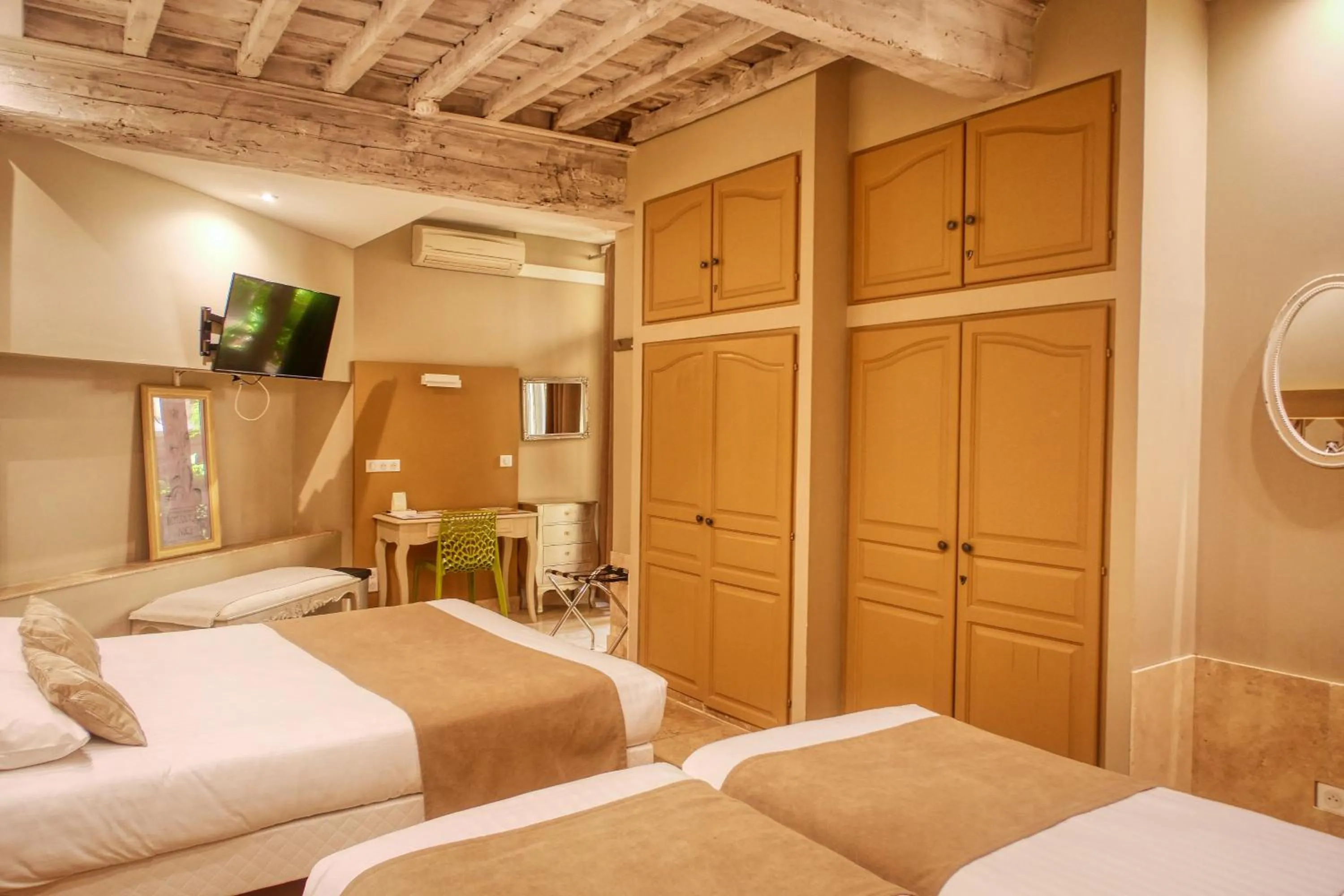 Photo of the whole room, Bed in Hôtel Boquier, Avignon Centre