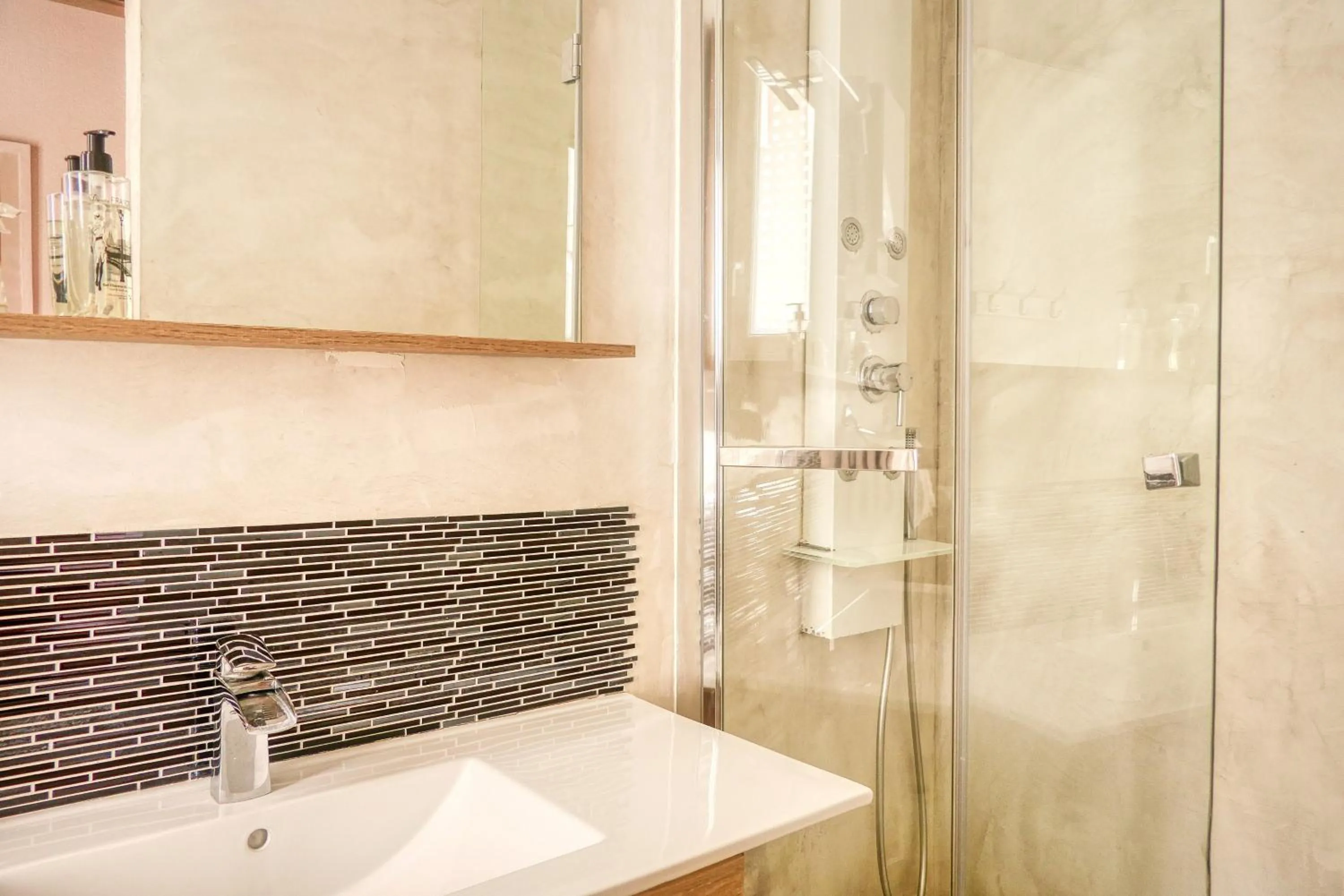 Bathroom in Hôtel Boquier, Avignon Centre