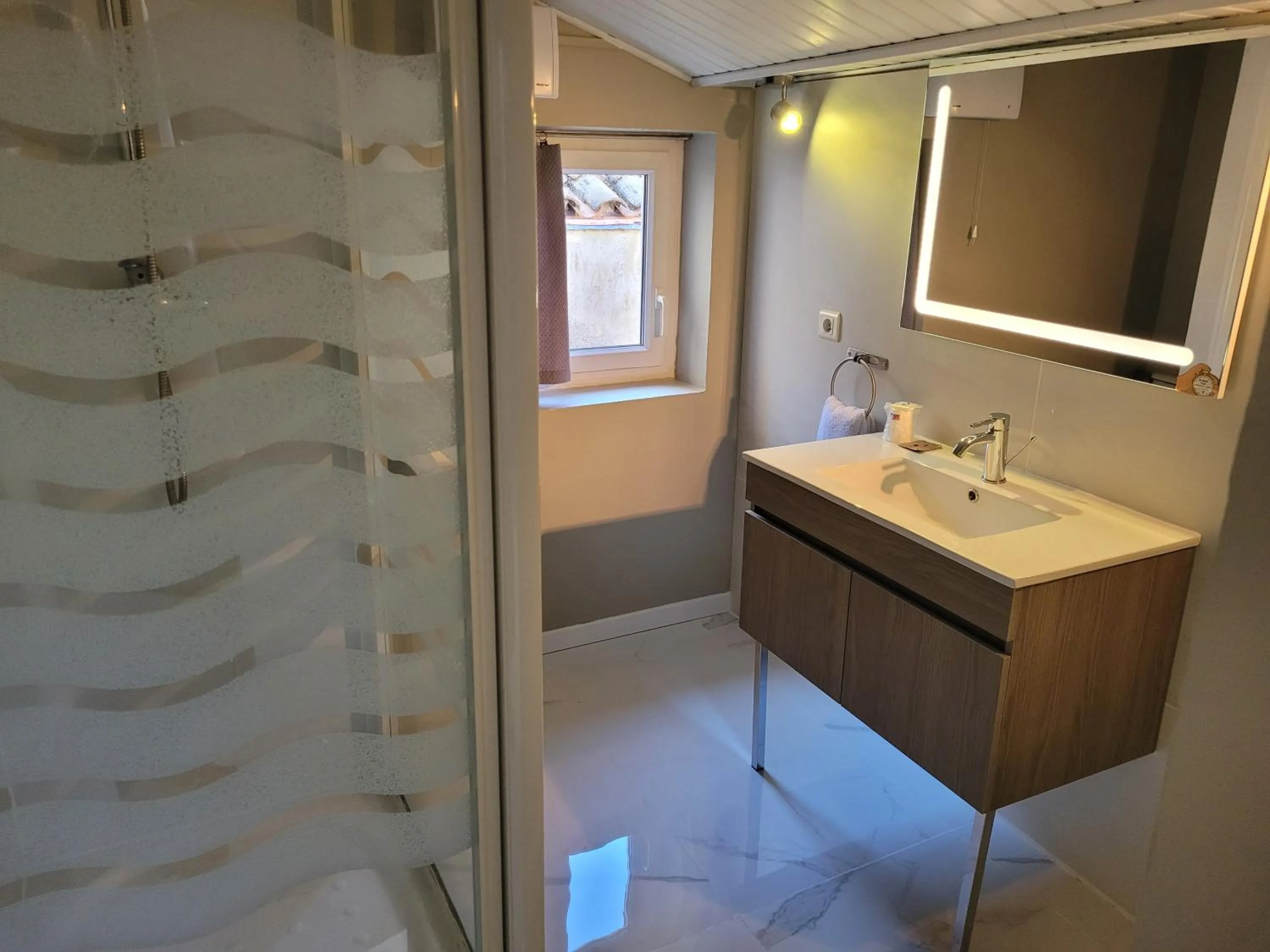 Bathroom in Hôtel Boquier, Avignon Centre