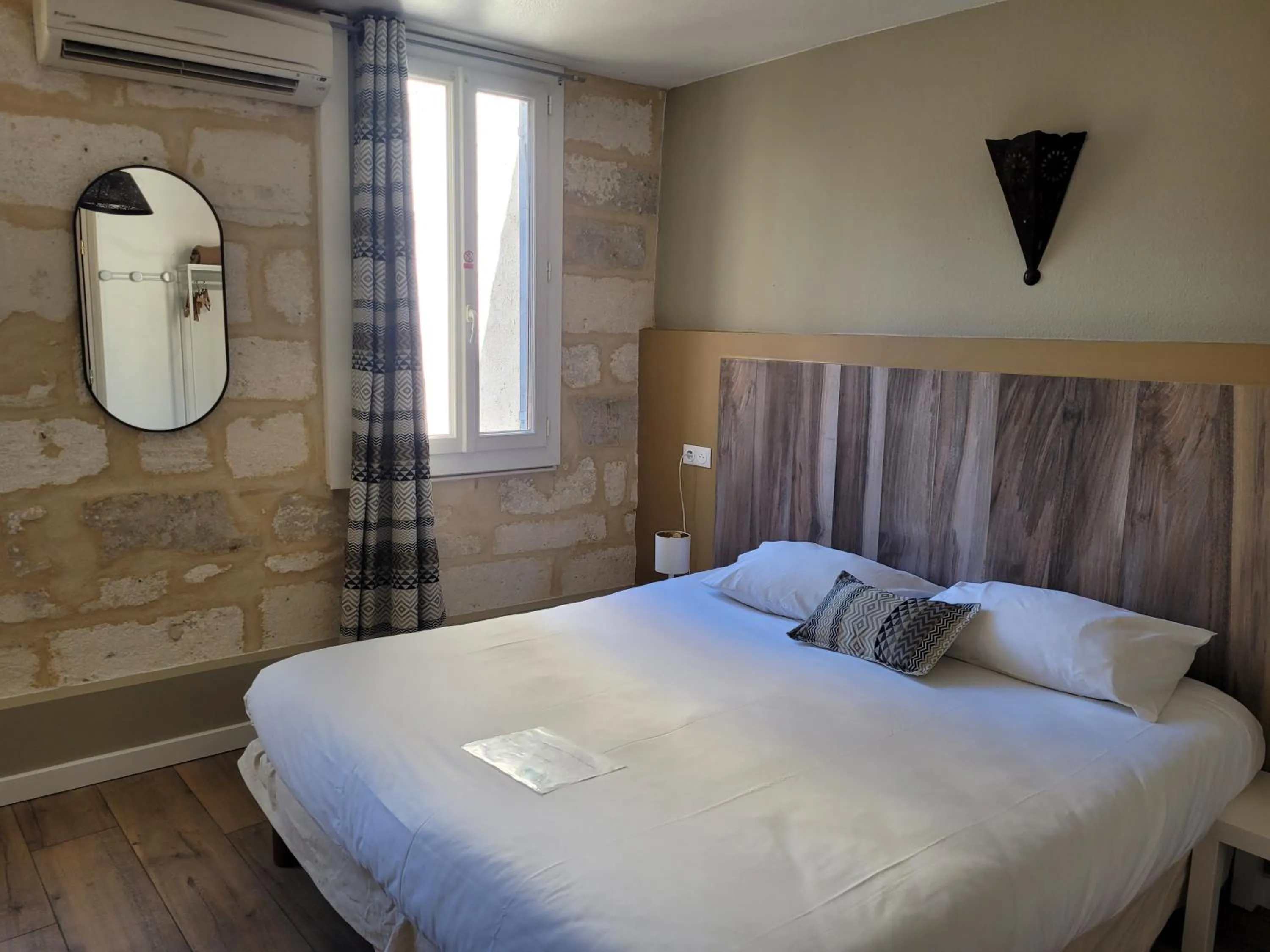 Photo of the whole room, Bed in Hôtel Boquier, Avignon Centre