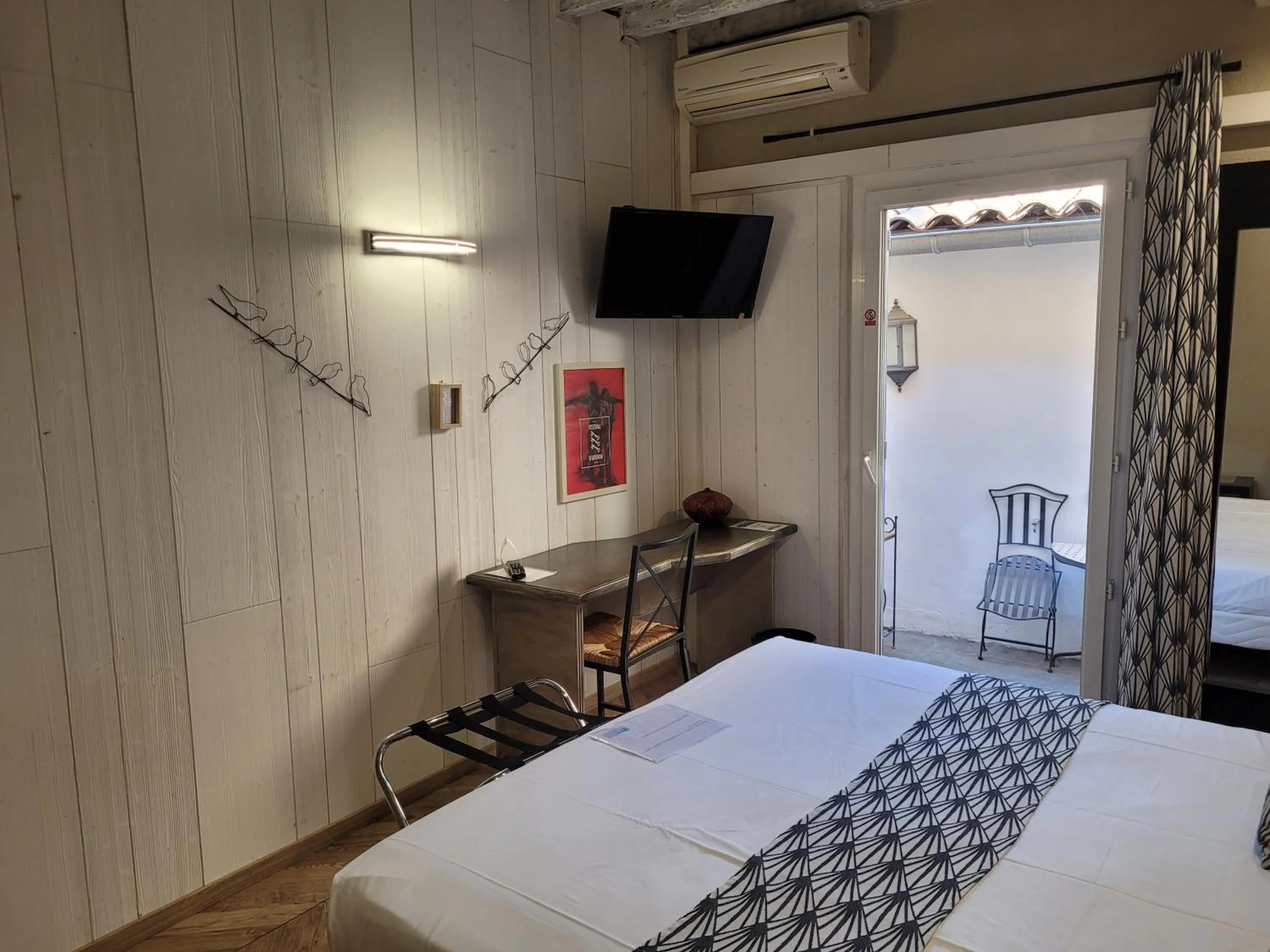 Photo of the whole room, Bed in Hôtel Boquier, Avignon Centre