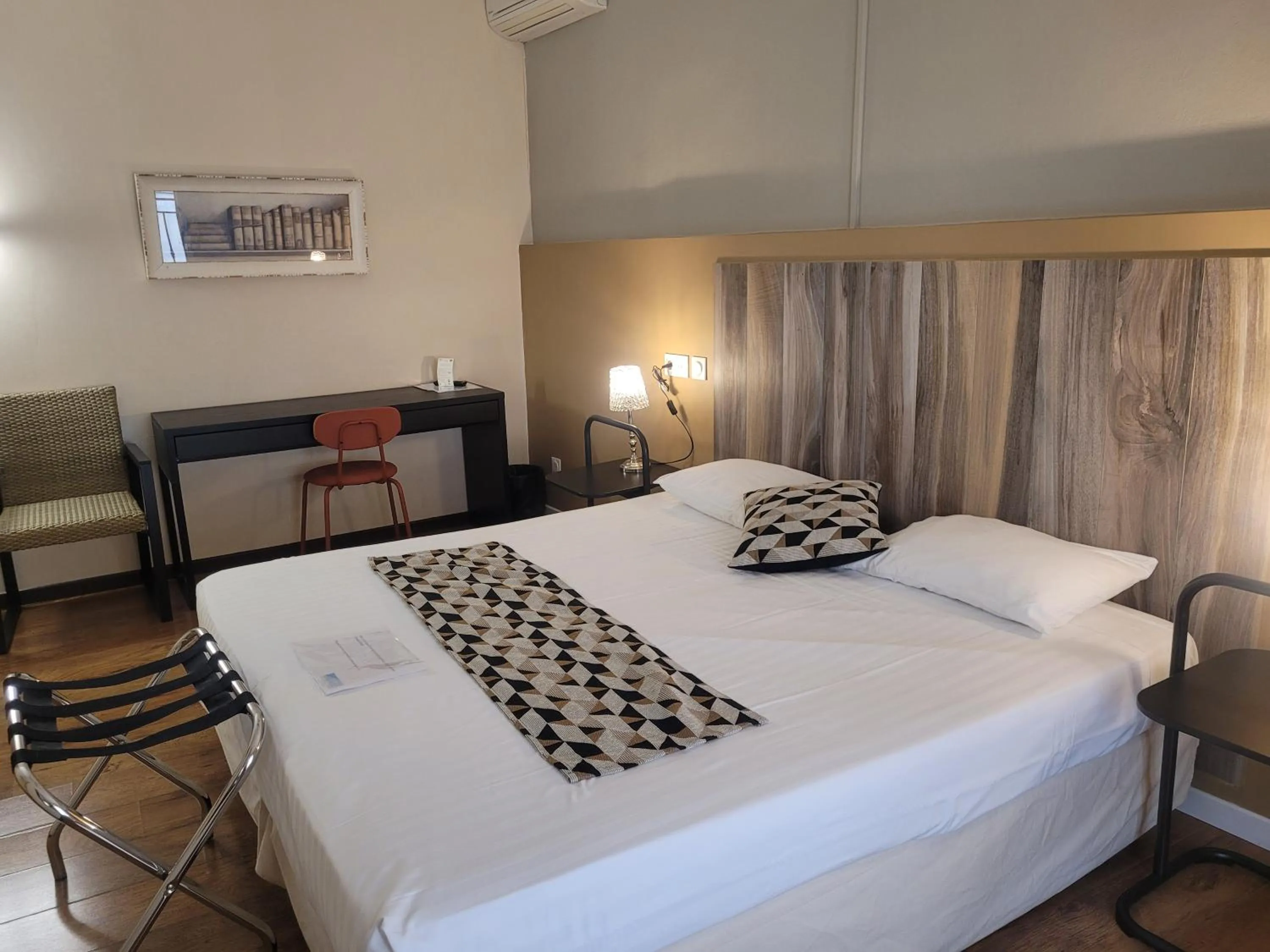 Bedroom, Bed in Hôtel Boquier, Avignon Centre