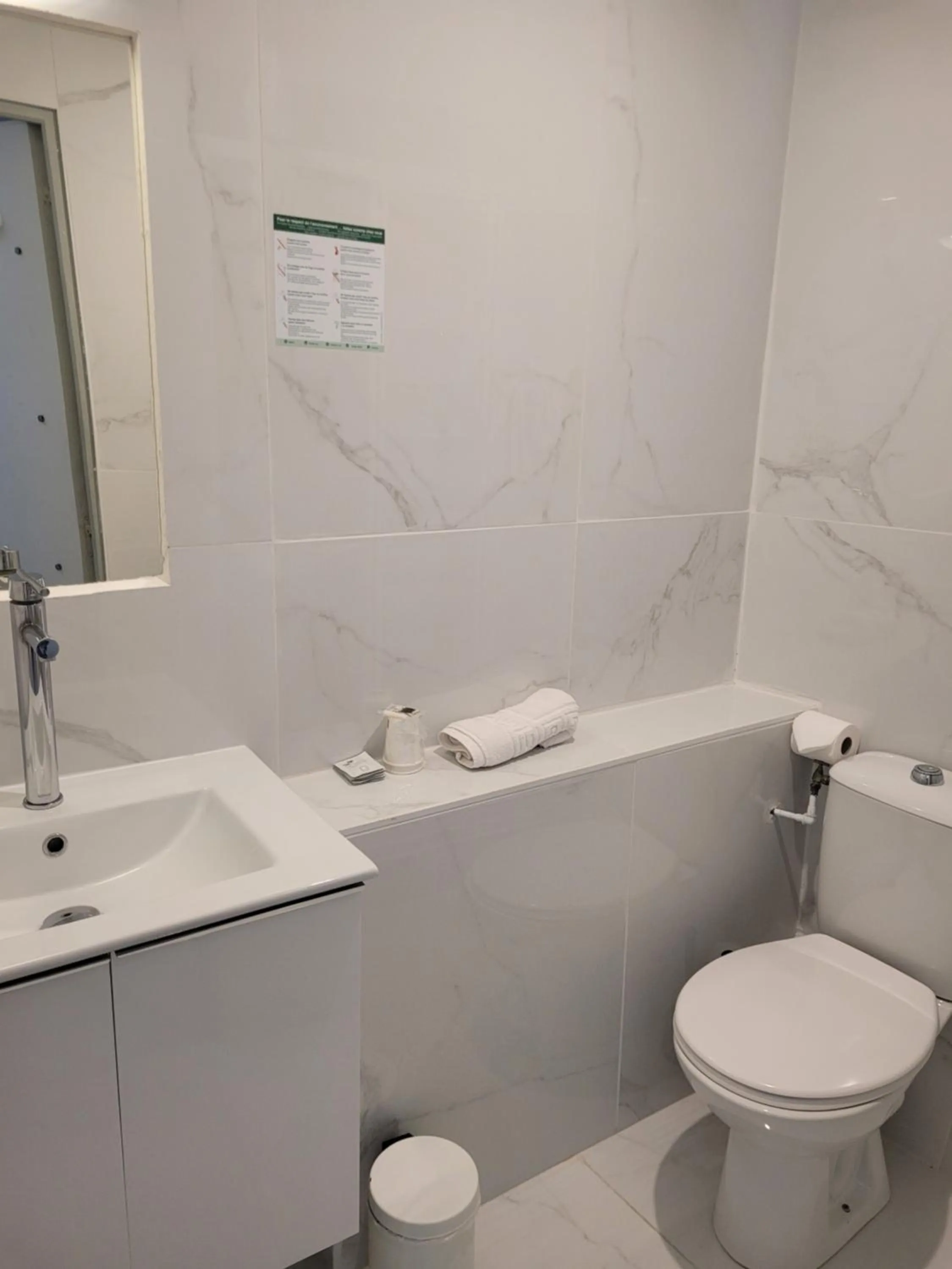 Bathroom in Hôtel Boquier, Avignon Centre