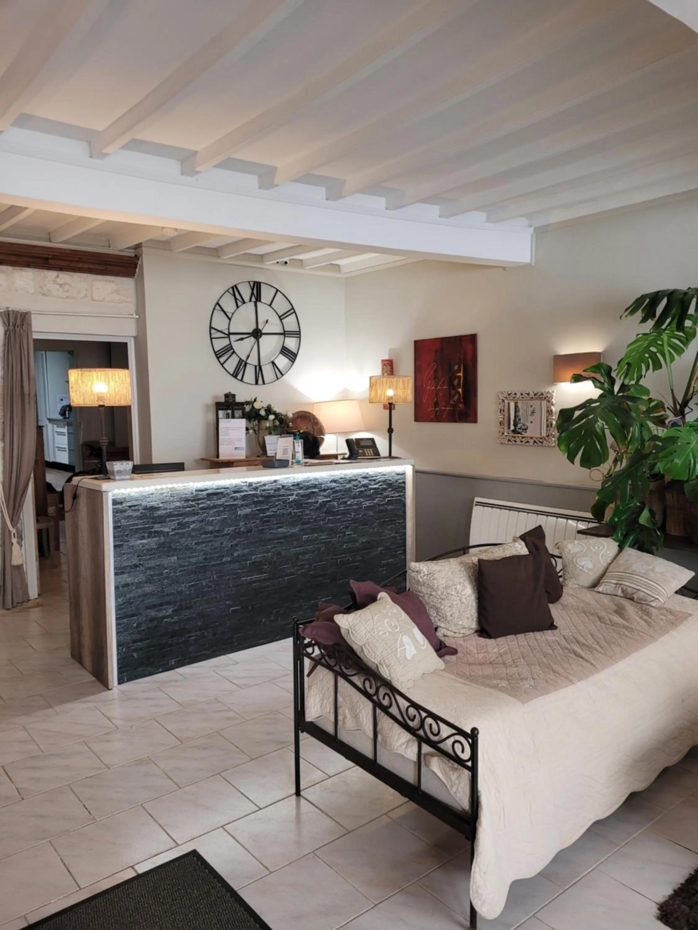 Lobby or reception, Bed in Hôtel Boquier, Avignon Centre