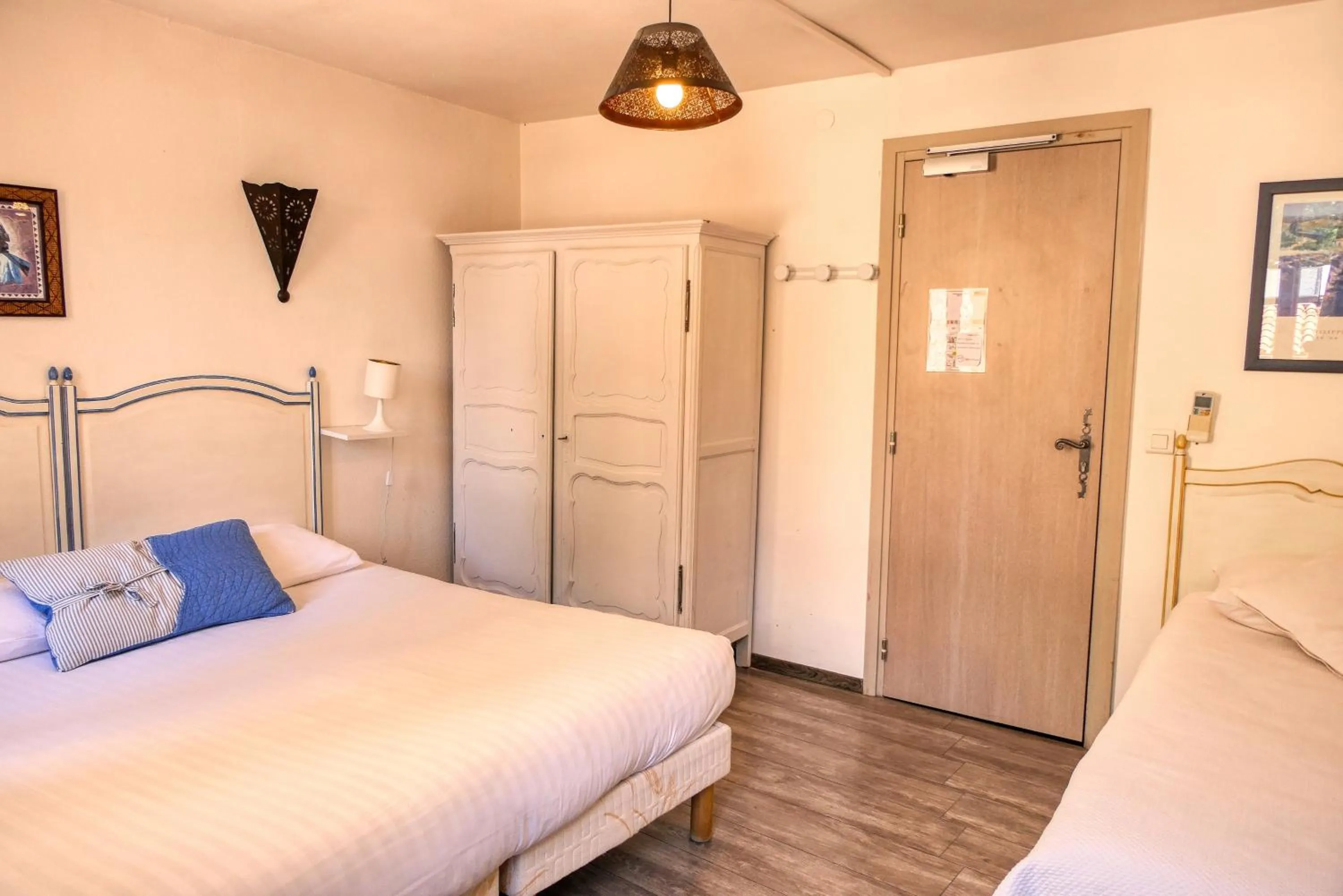 Photo of the whole room, Bed in Hôtel Boquier, Avignon Centre