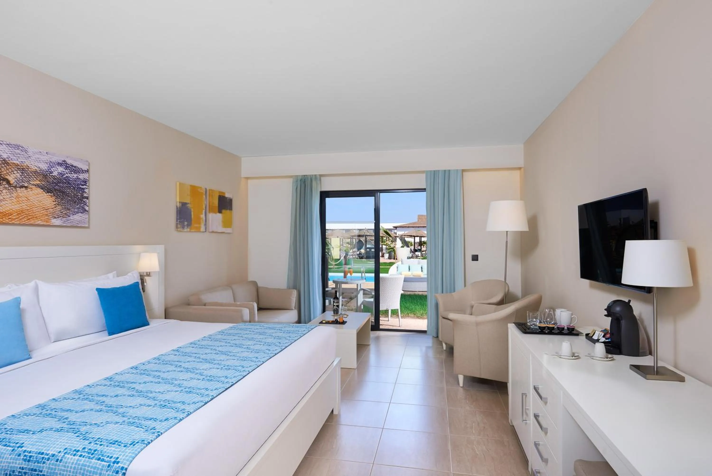 Bed in Meliá Laguna Beach