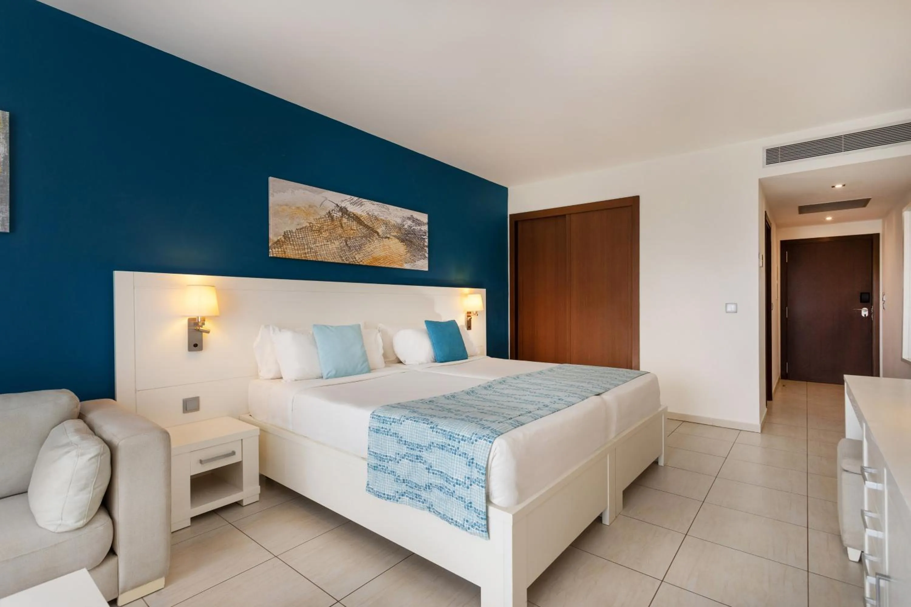 Bed in Meliá Laguna Beach