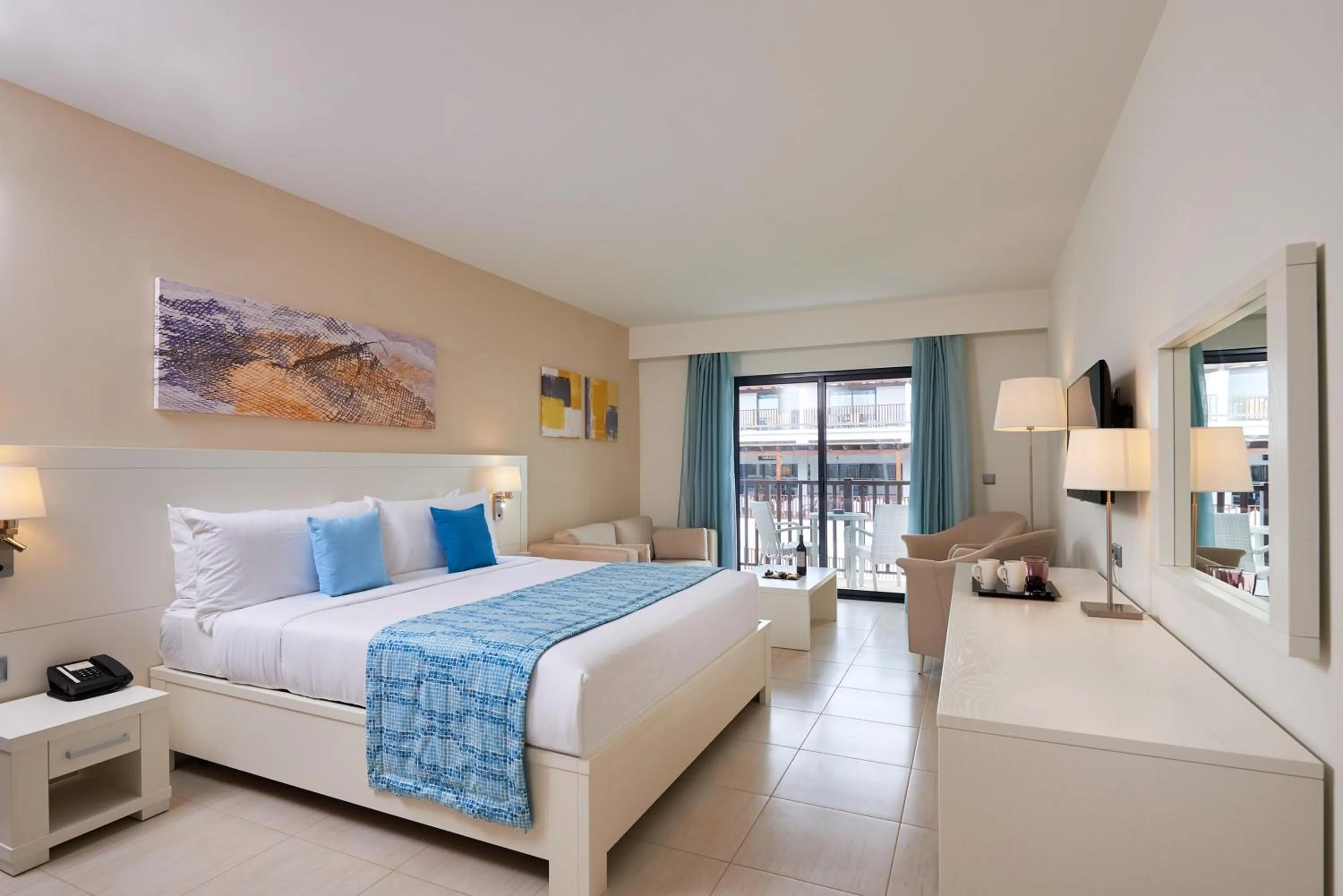 Bed in Meliá Laguna Beach