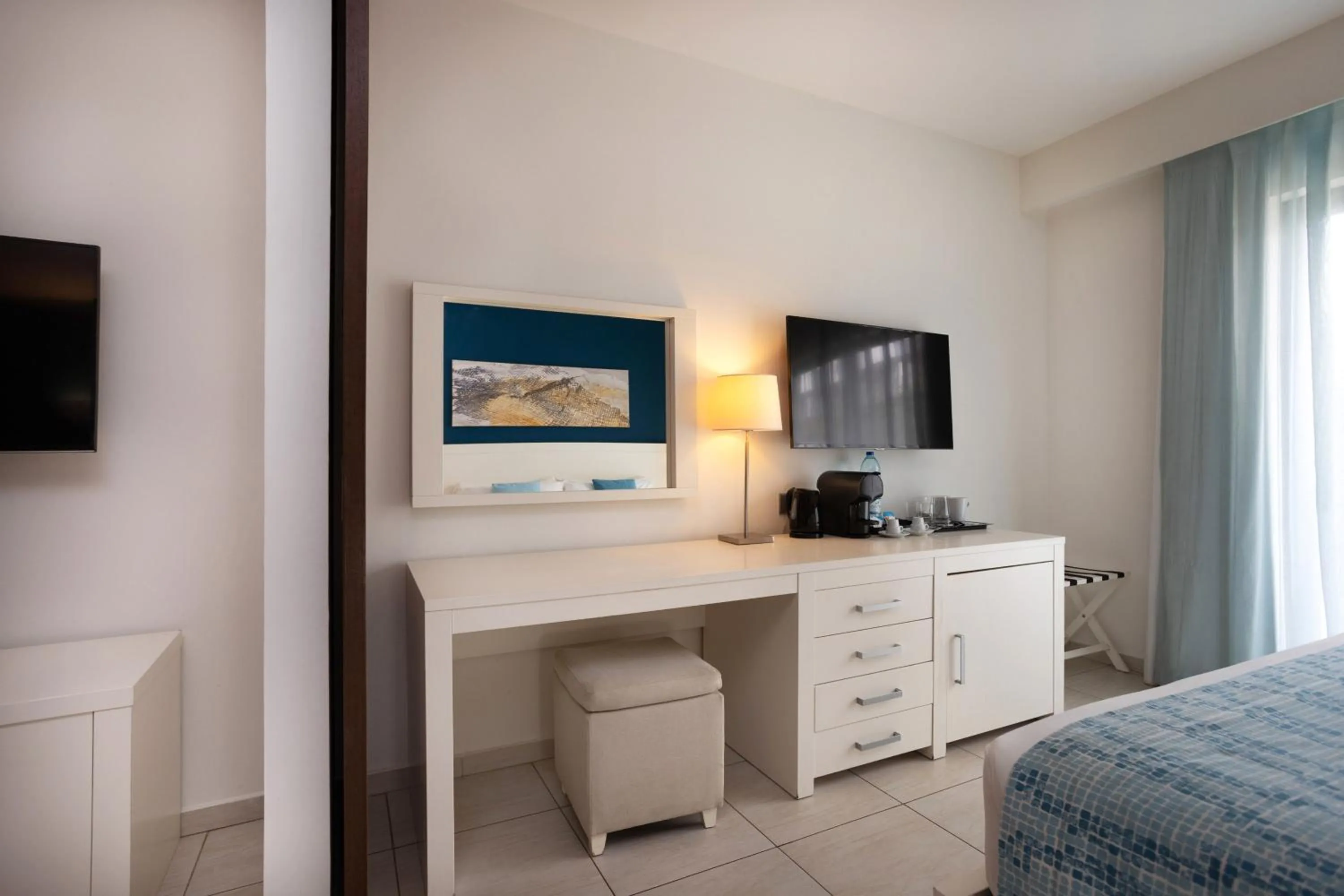 Bed in Meliá Laguna Beach