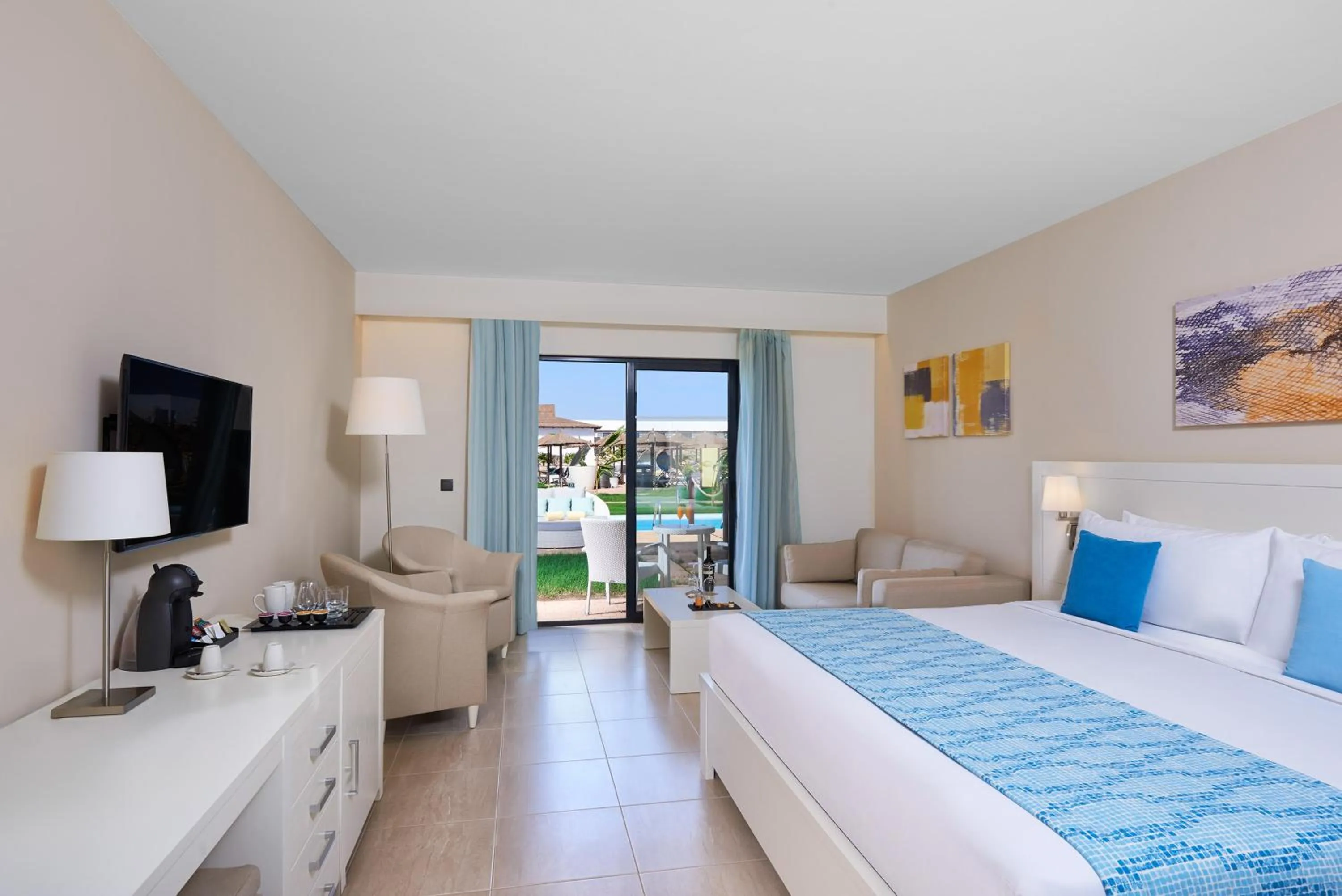 Bed in Meliá Laguna Beach