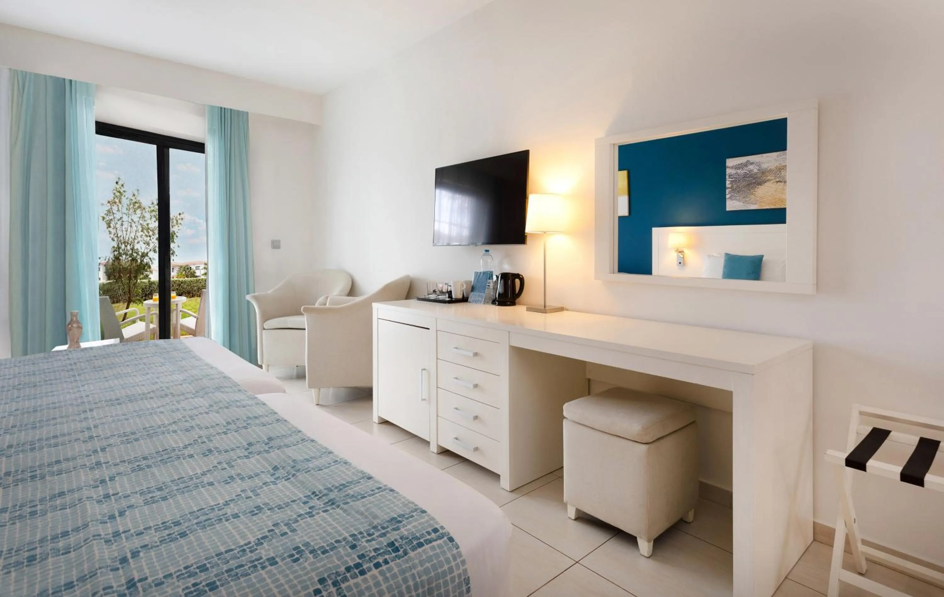 Bed in Meliá Laguna Beach