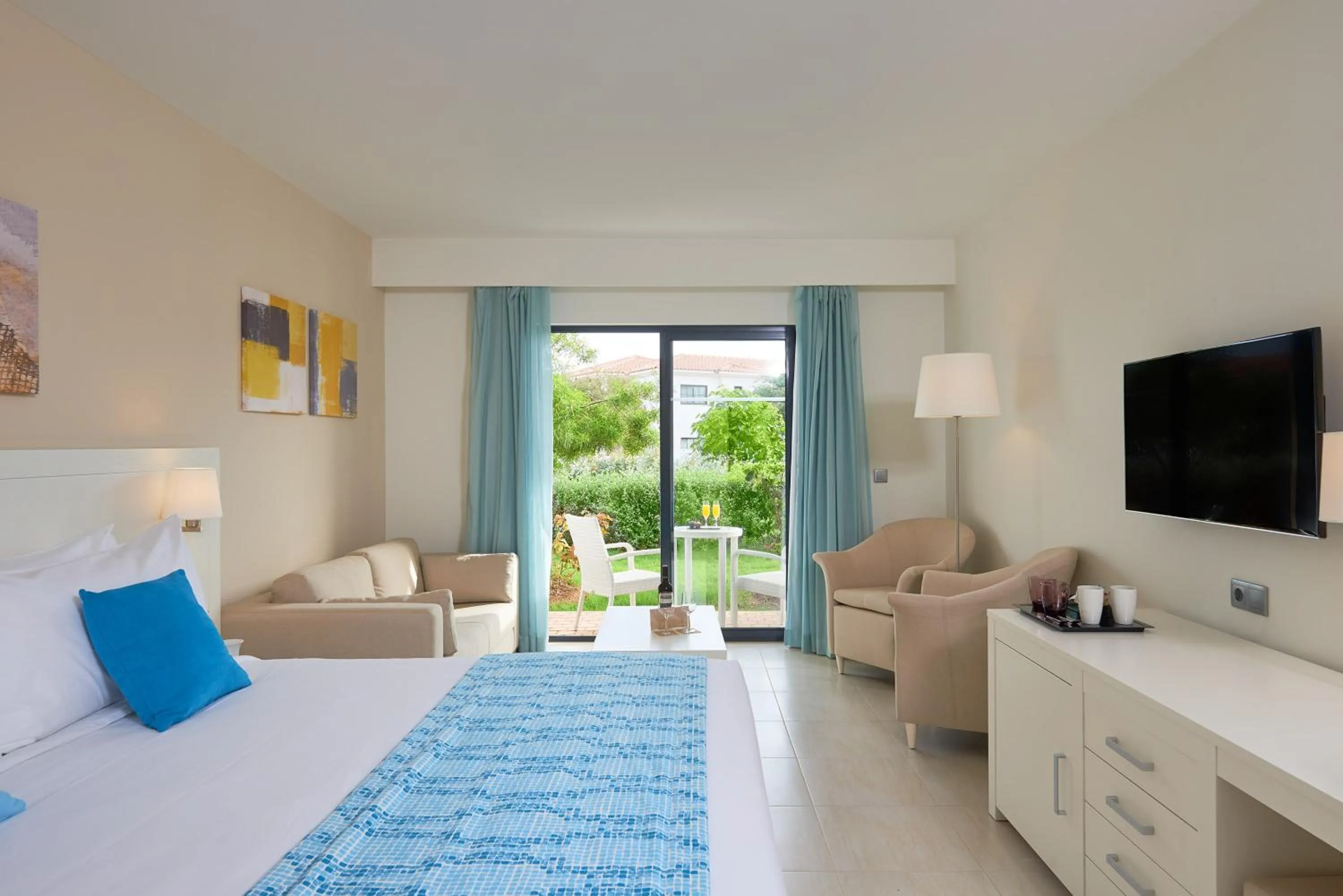 Bed in Meliá Laguna Beach