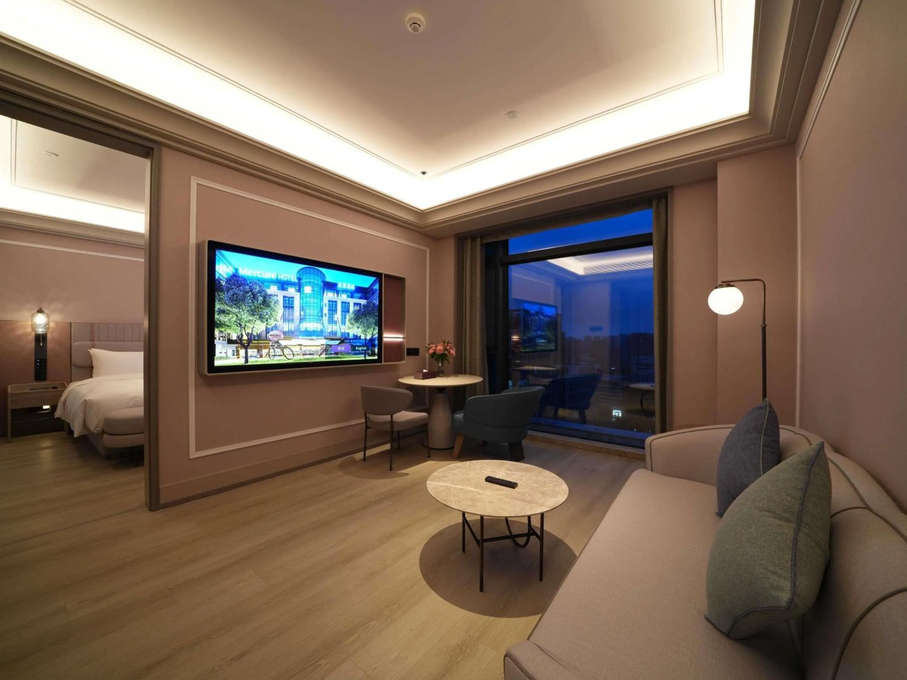 Photo of the whole room, Bed in Mercure Hangzhou Gongshu Wanda Plaza