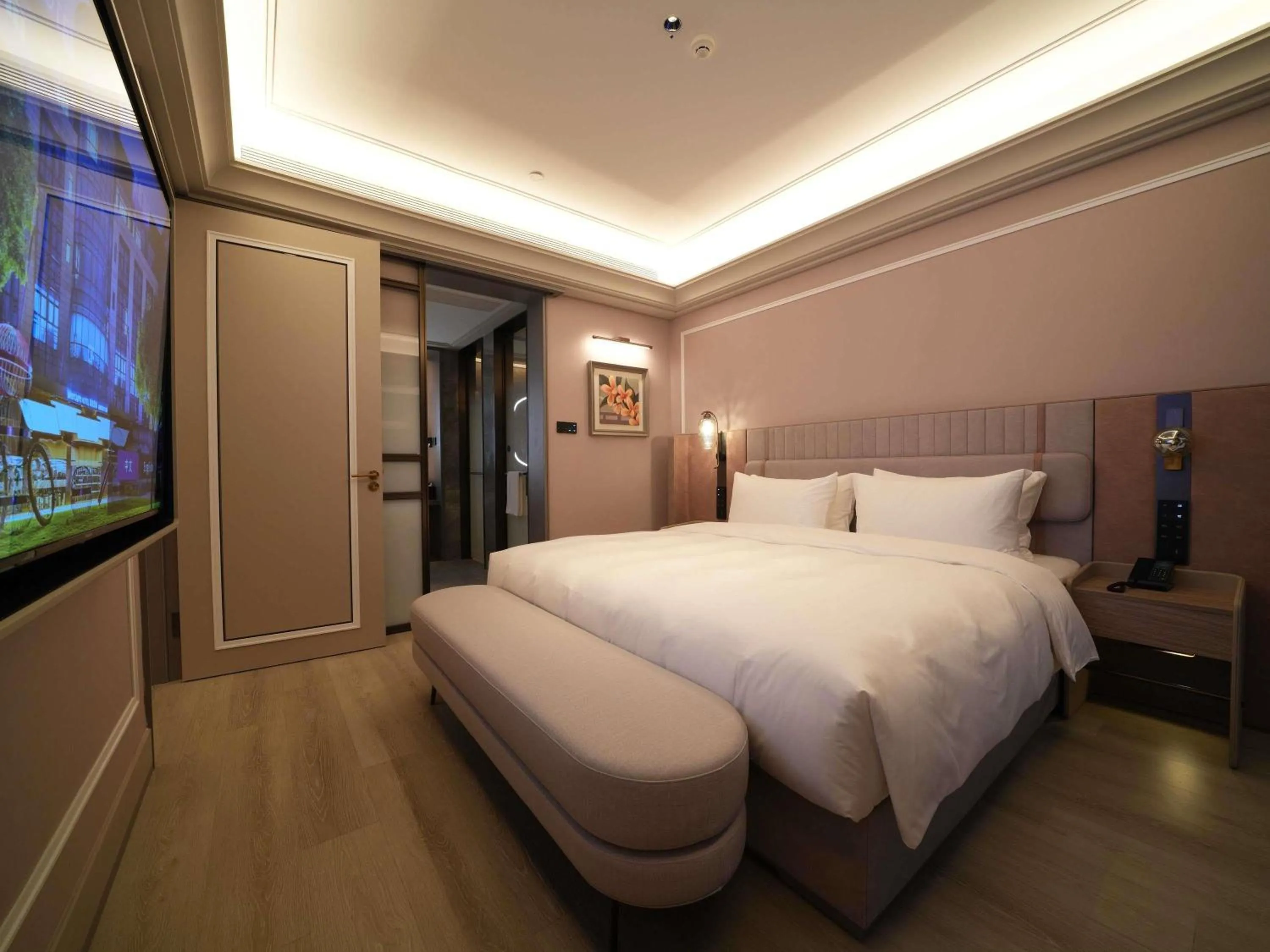 Photo of the whole room, Bed in Mercure Hangzhou Gongshu Wanda Plaza