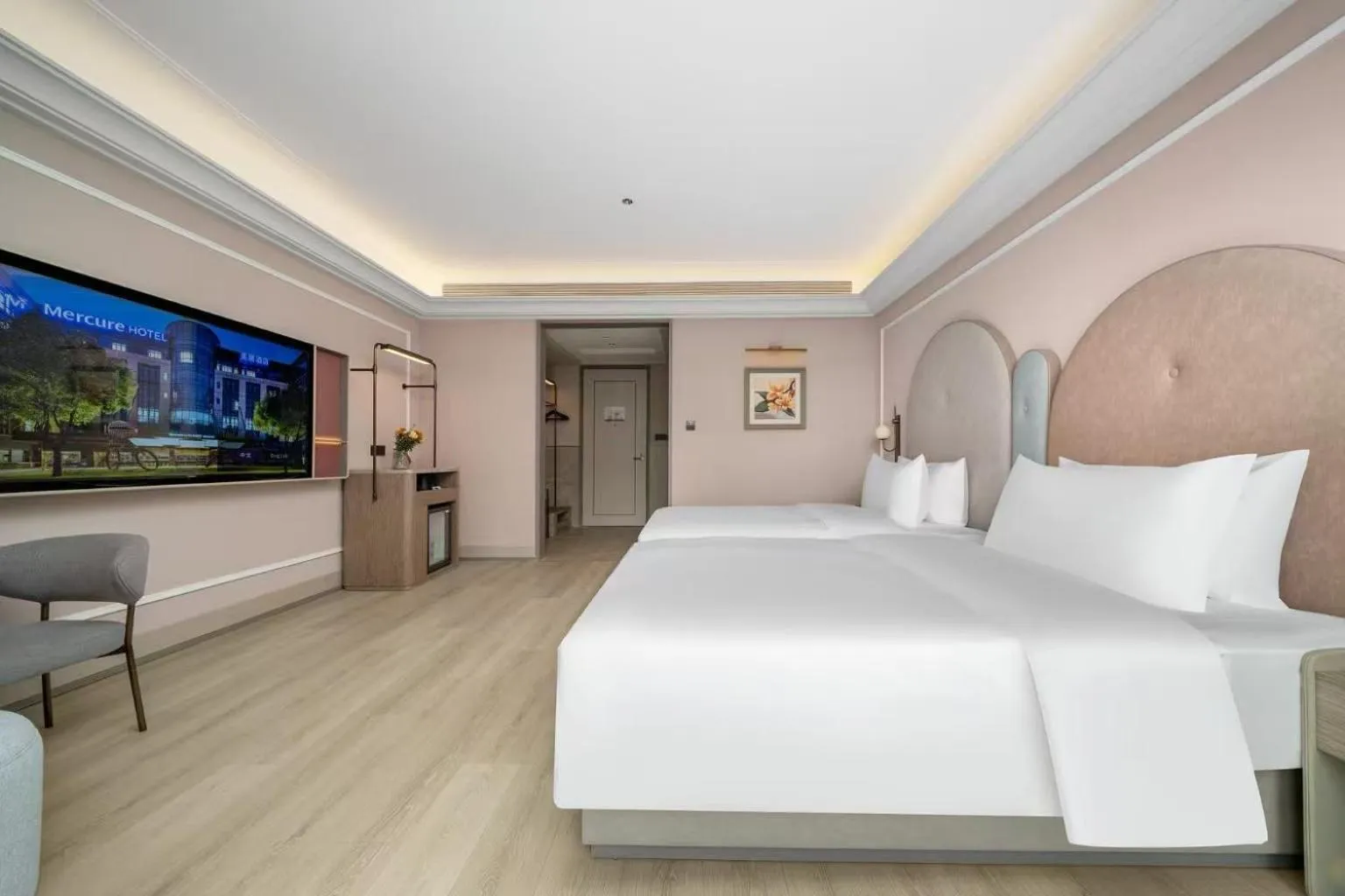 Communal lounge/ TV room, Bed in Mercure Hangzhou Gongshu Wanda Plaza