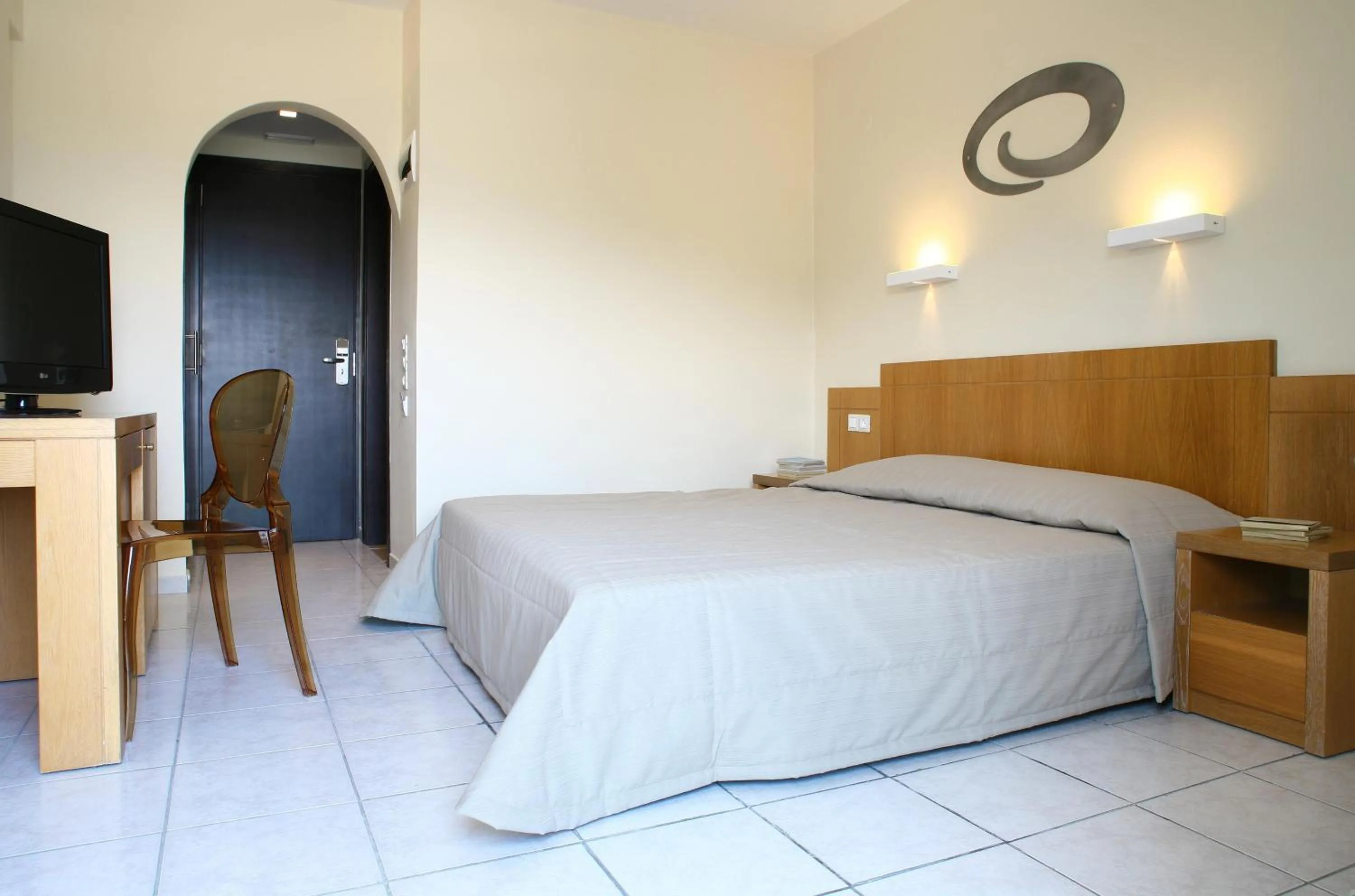 Photo of the whole room, Bed in Golden Beach