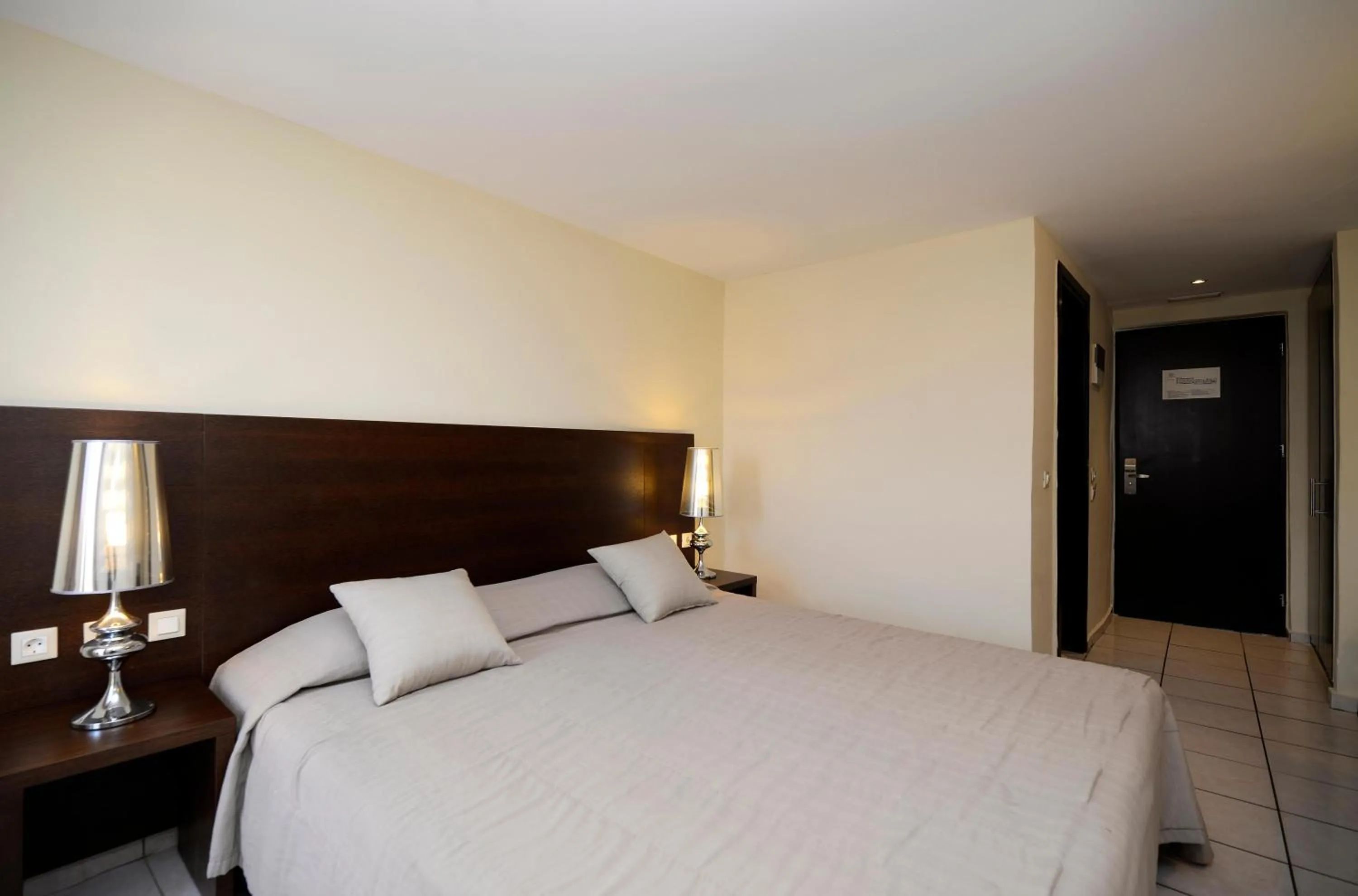 Photo of the whole room, Bed in Golden Beach