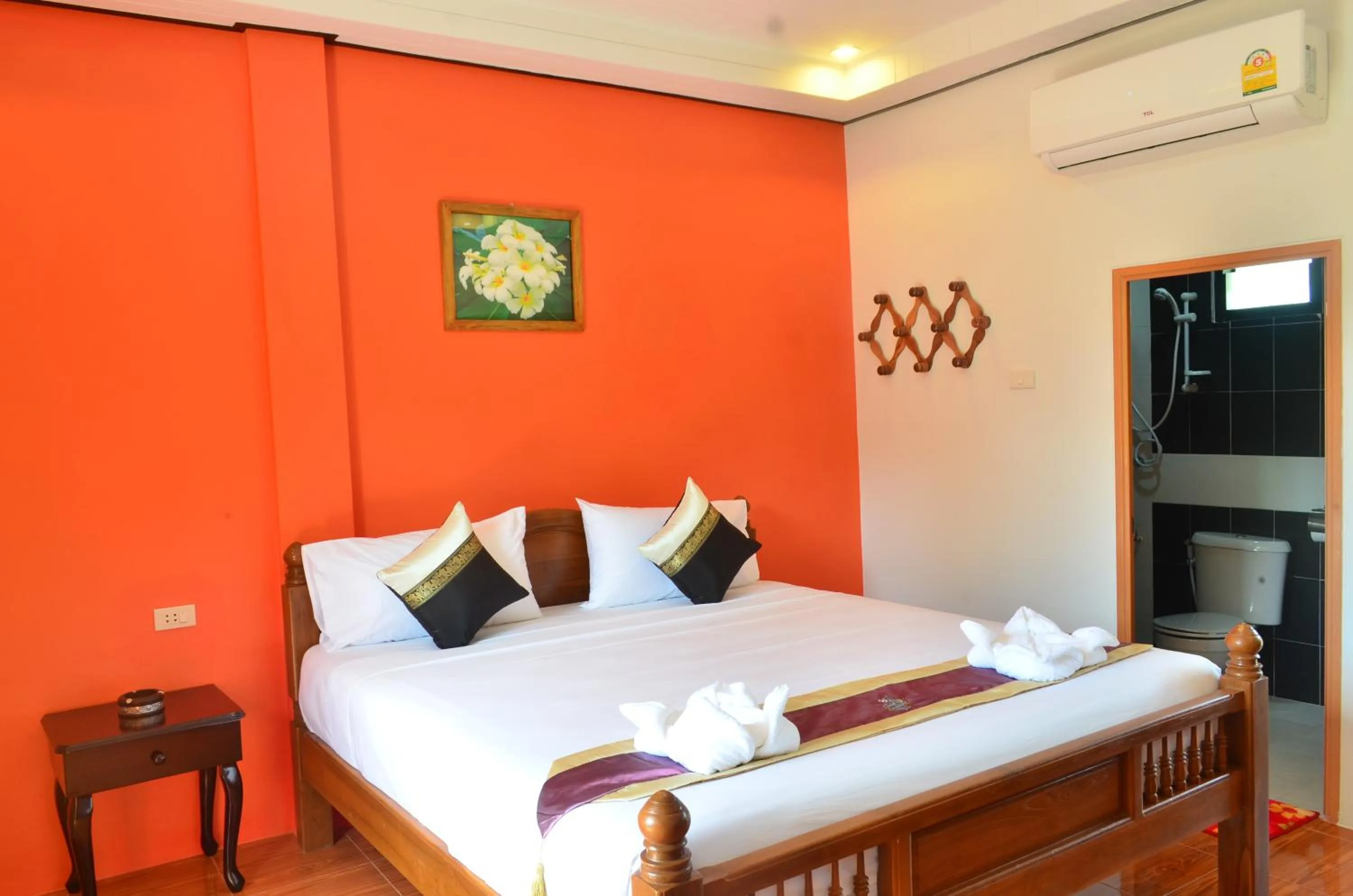 Bed in Phongphiphat Lanta Mansion