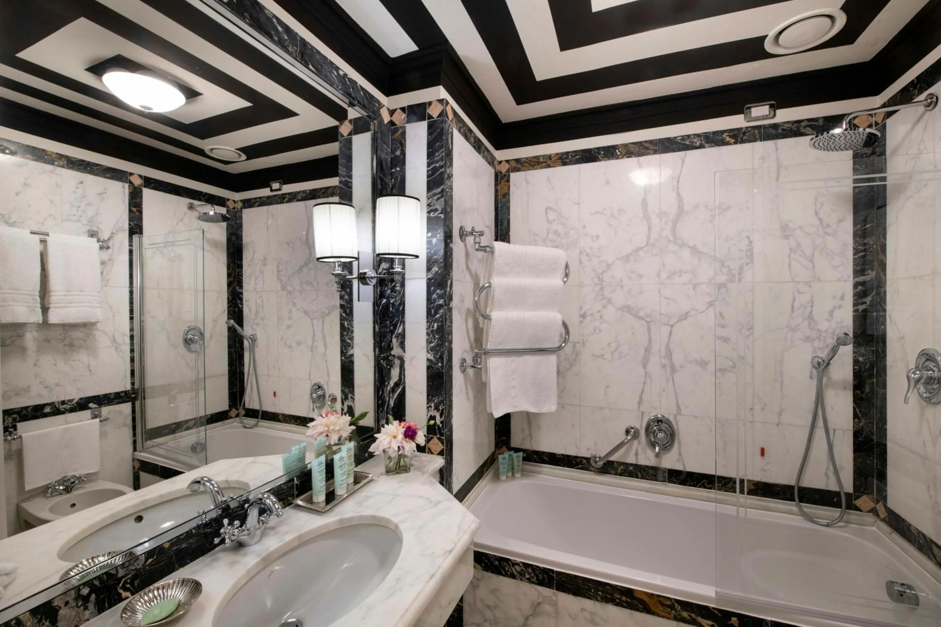 Bathroom in Helvetia&Bristol Firenze – Starhotels Collezione