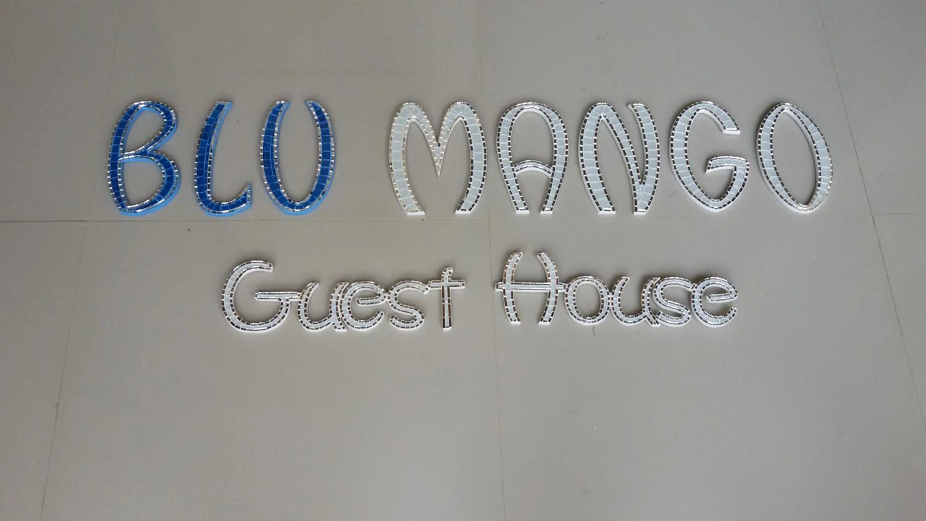 Text overlay in Blu Mango