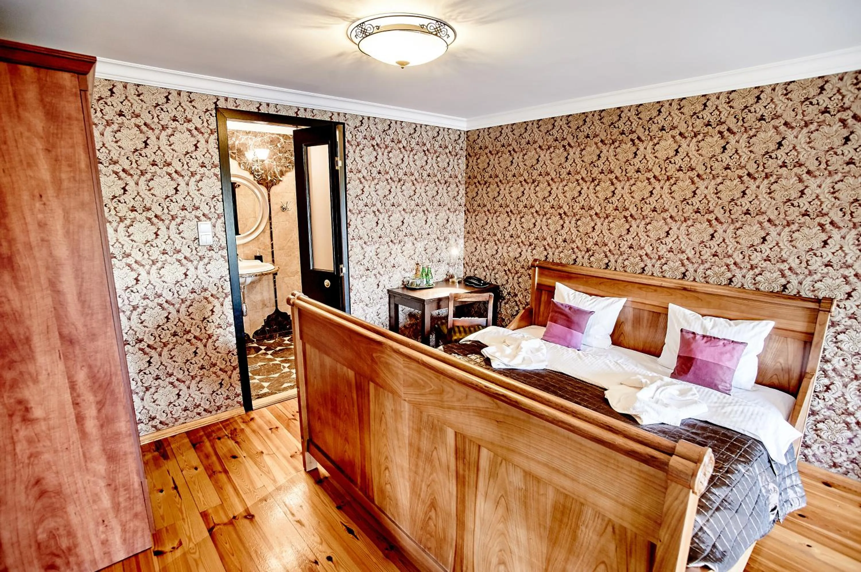 Photo of the whole room, Bed in Pałac Bażantarnia