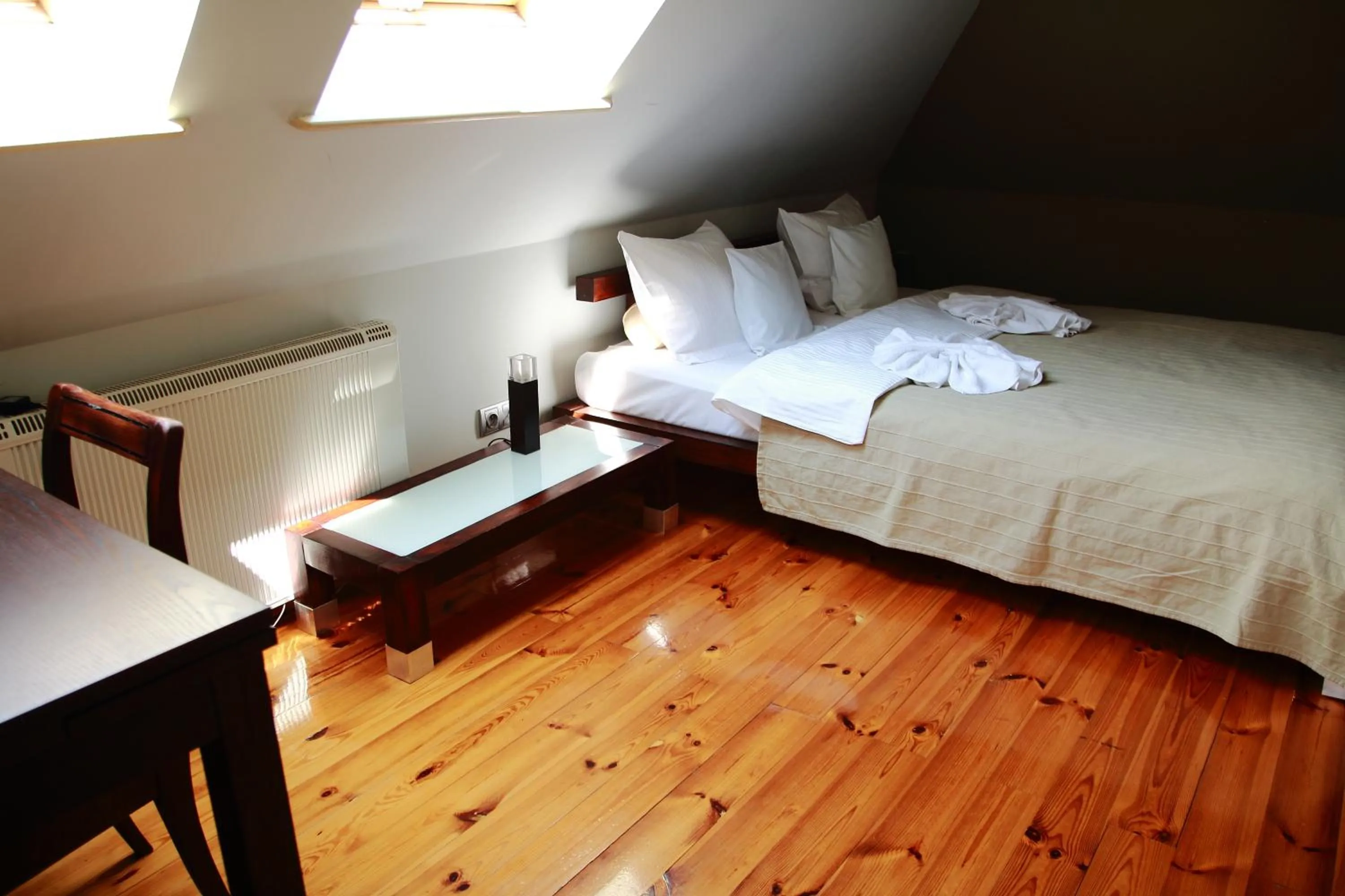 Photo of the whole room, Bed in Pałac Bażantarnia