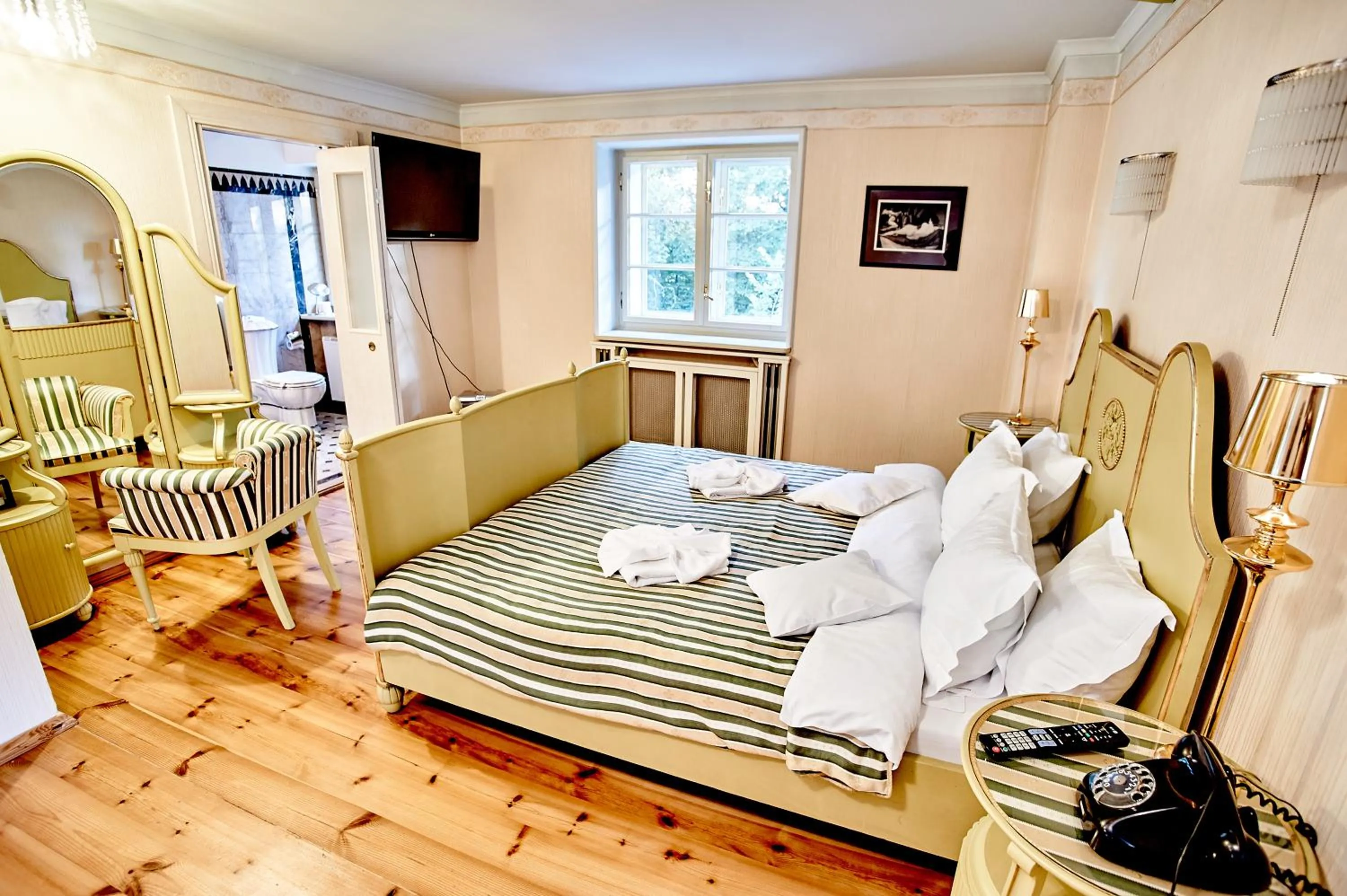 Photo of the whole room, Bed in Pałac Bażantarnia