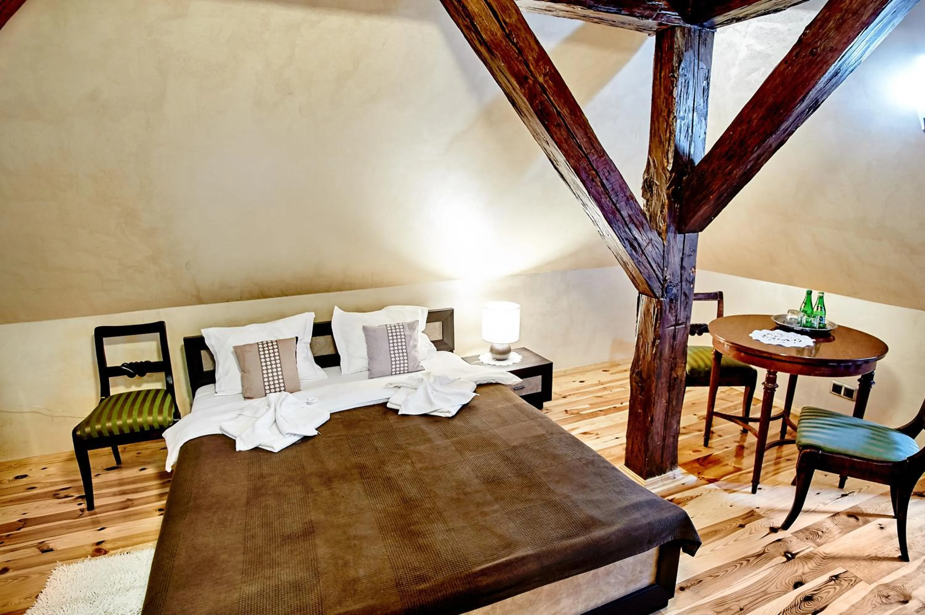 Photo of the whole room, Bed in Pałac Bażantarnia