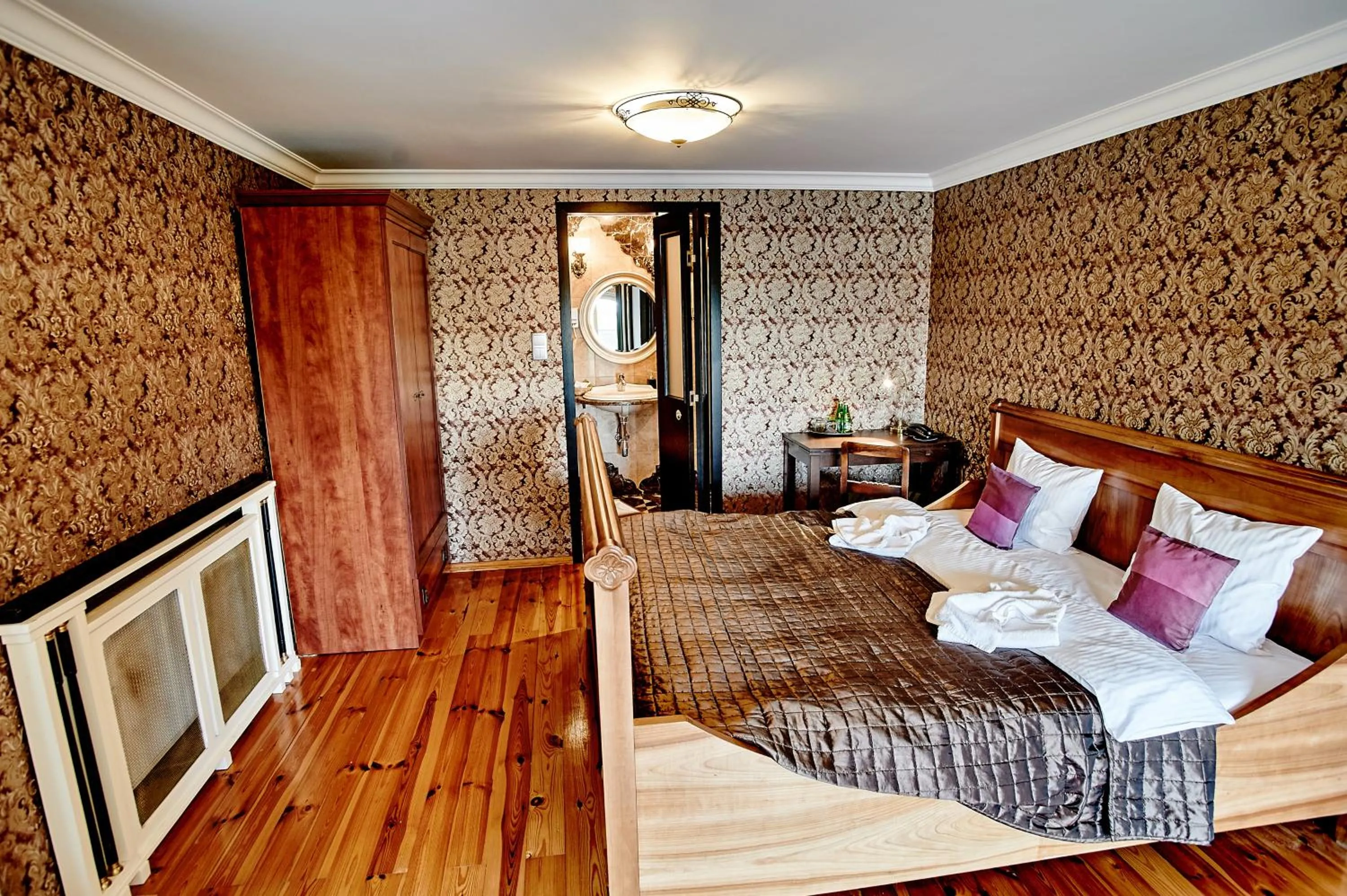 Photo of the whole room, Bed in Pałac Bażantarnia