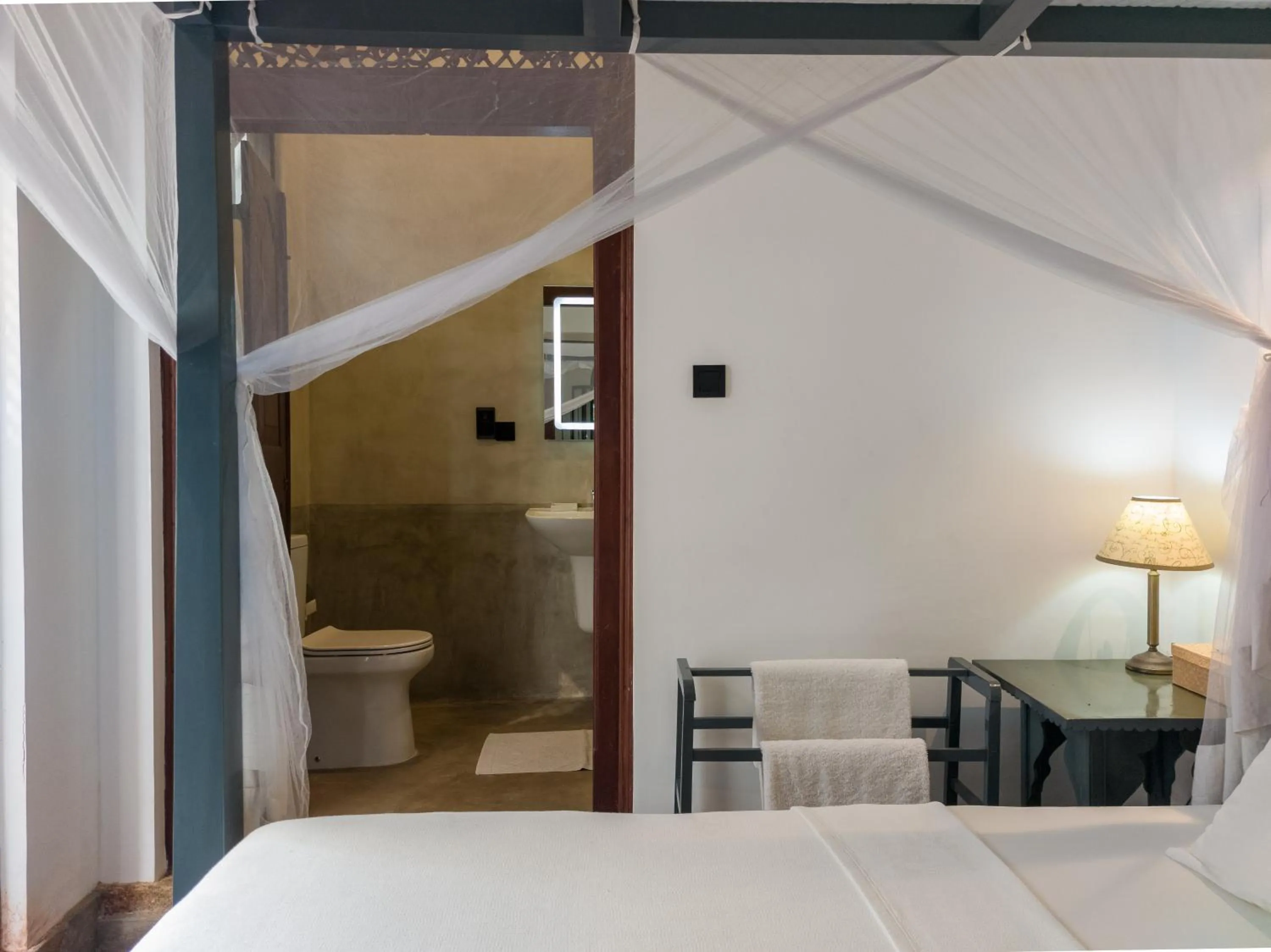 Toilet, Bed in Villa Aurora, Galle Fort