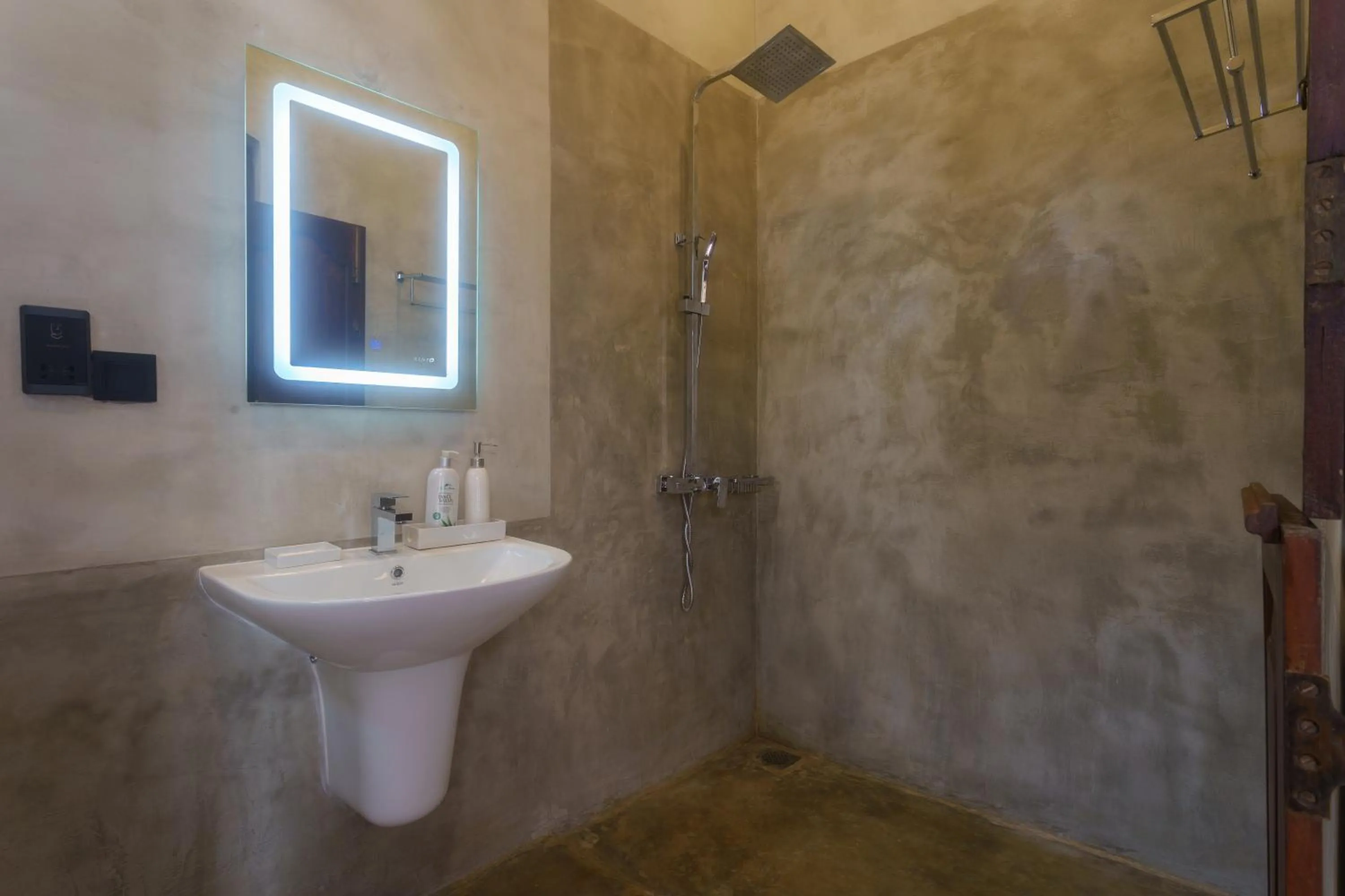 Shower in Villa Aurora, Galle Fort