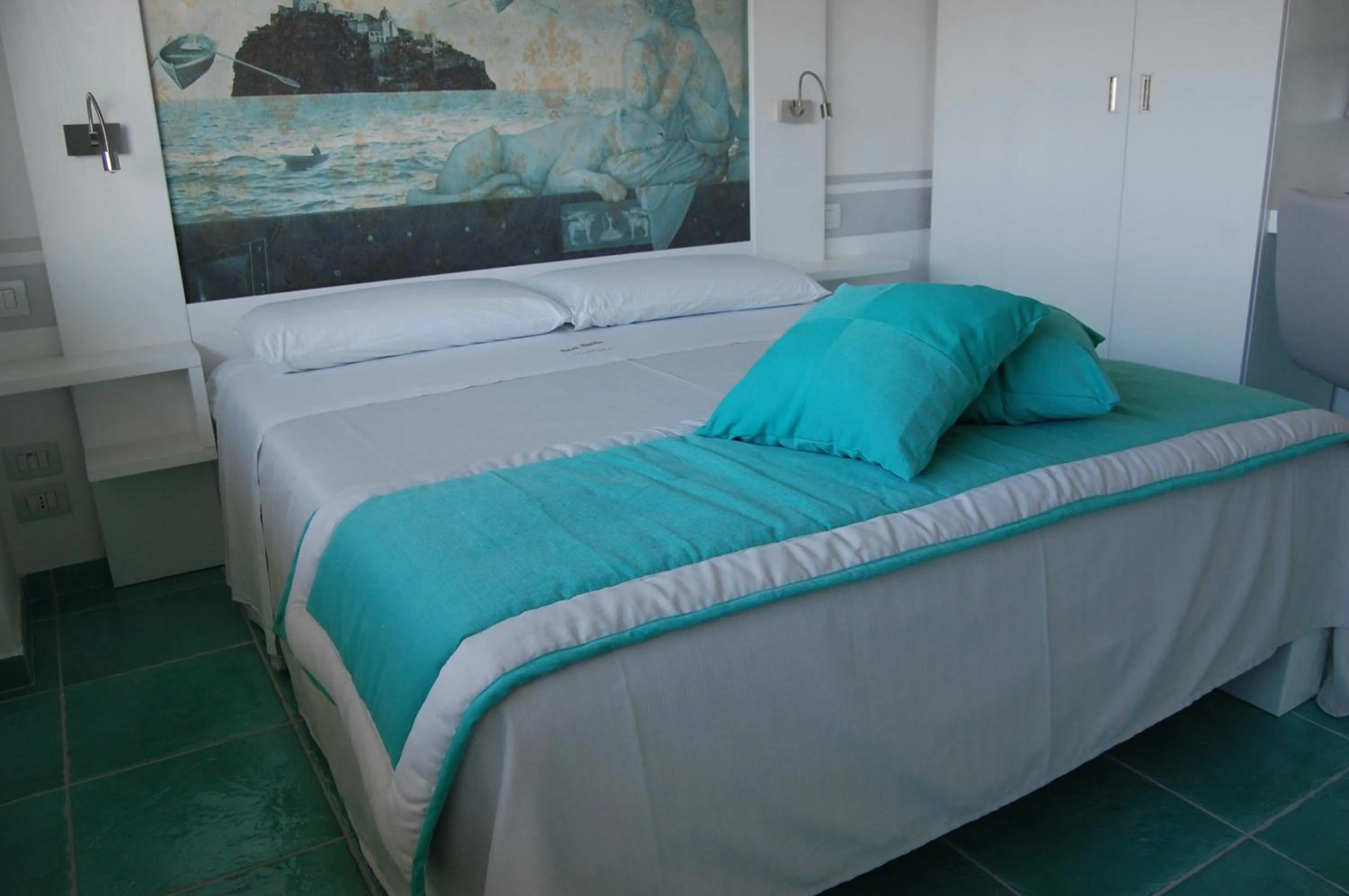 Photo of the whole room, Bed in La Madegra Seasuite