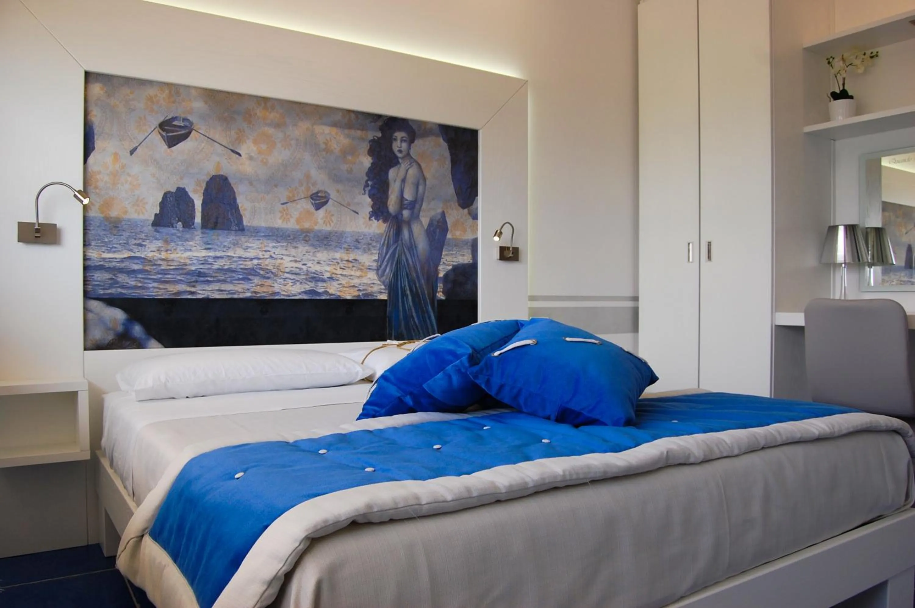 Photo of the whole room, Bed in La Madegra Seasuite