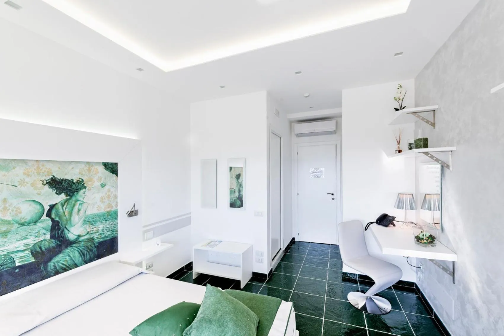 Photo of the whole room, Bed in La Madegra Seasuite