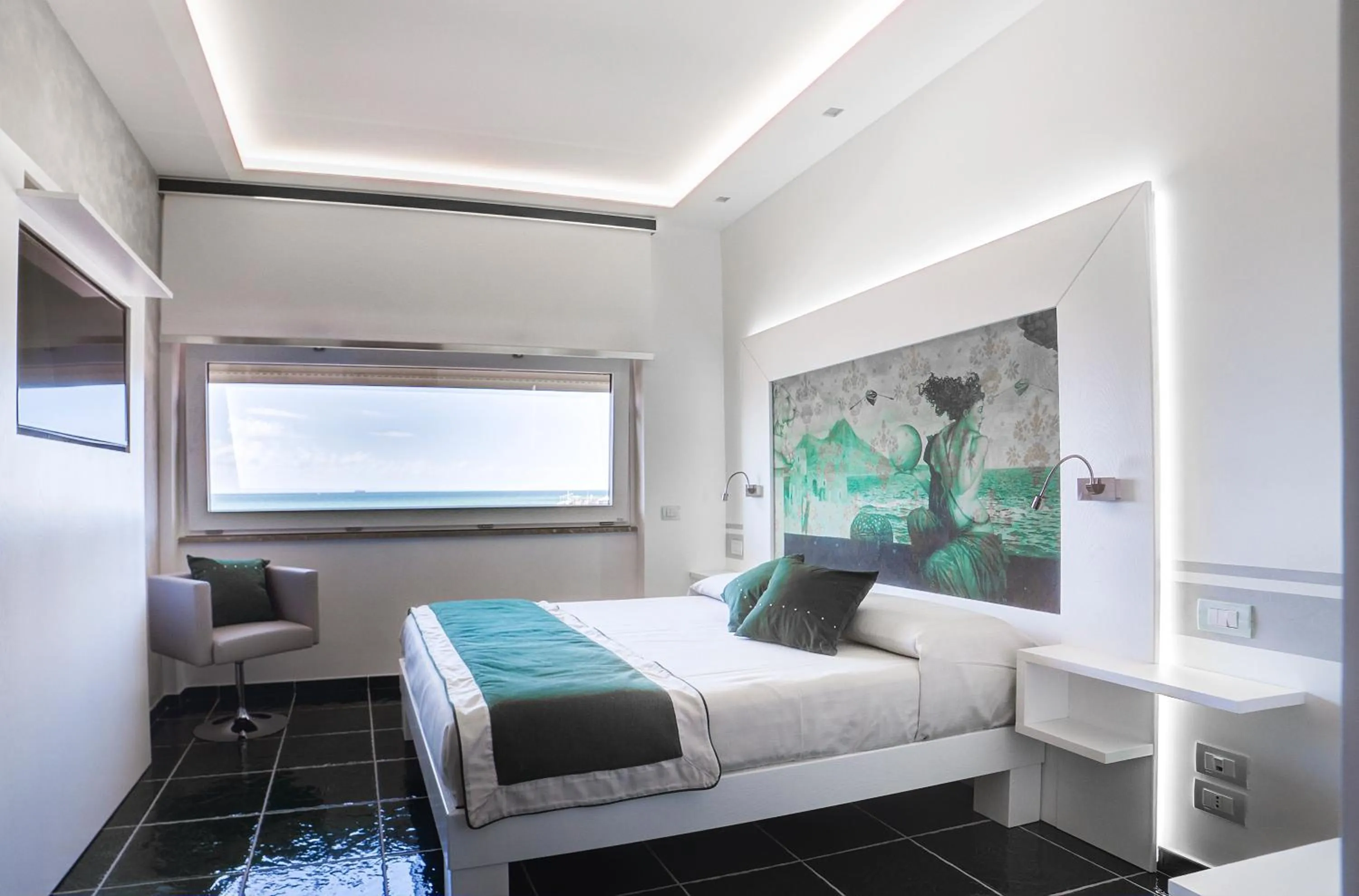 Photo of the whole room, Bed in La Madegra Seasuite